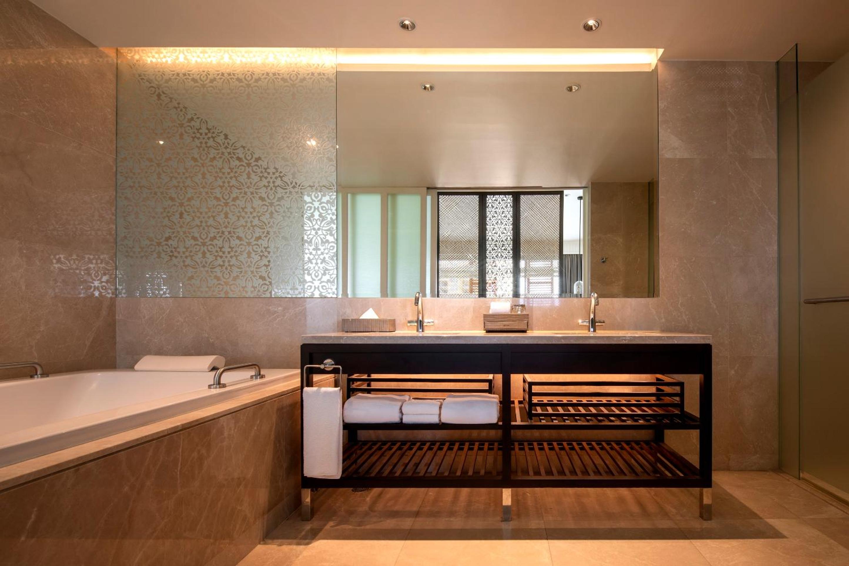 One-Bedroom Suite - Photo 4
