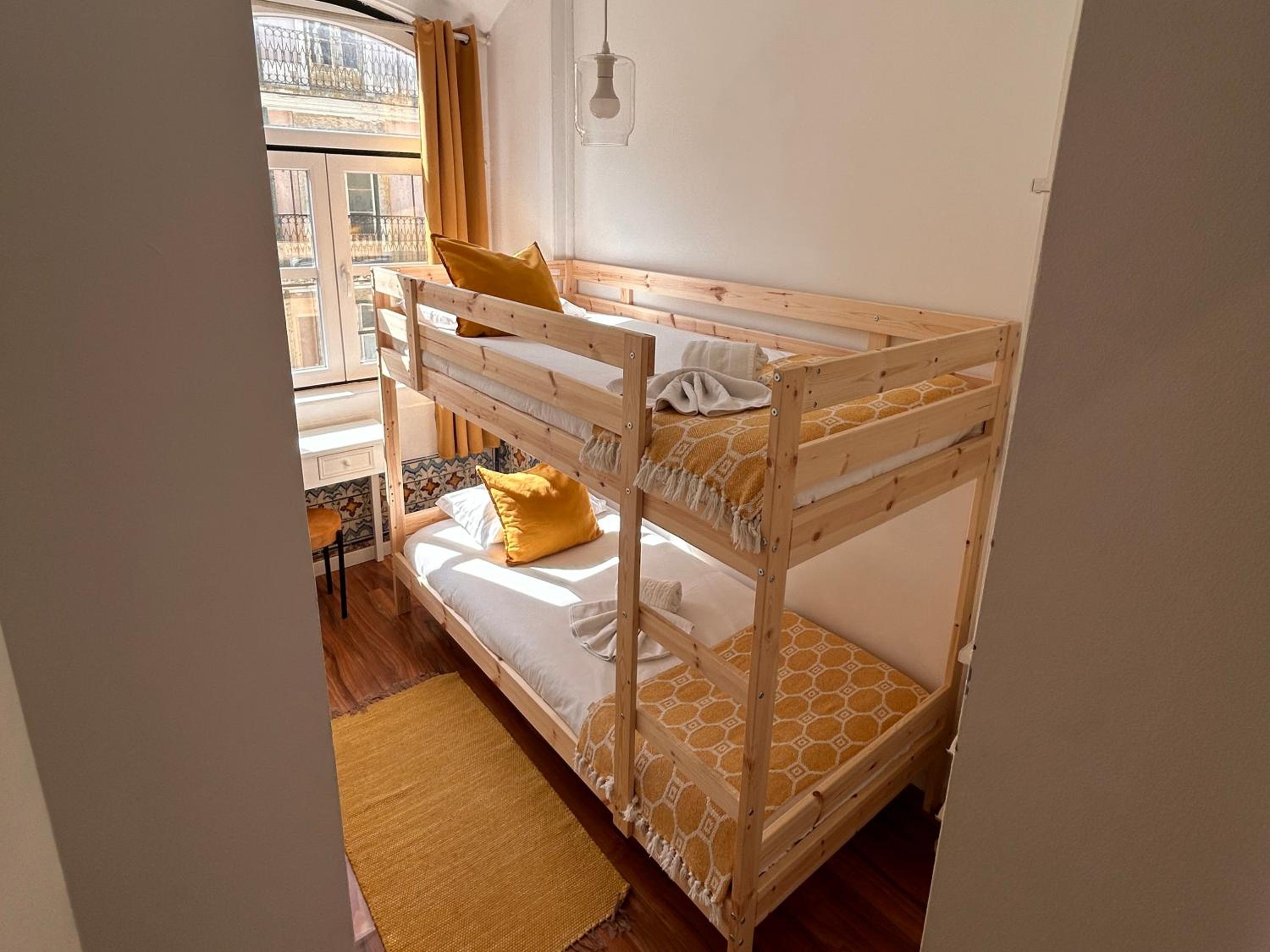 Bunk-Bed Room with Shared Bathroom - 3rd floor photo 3
