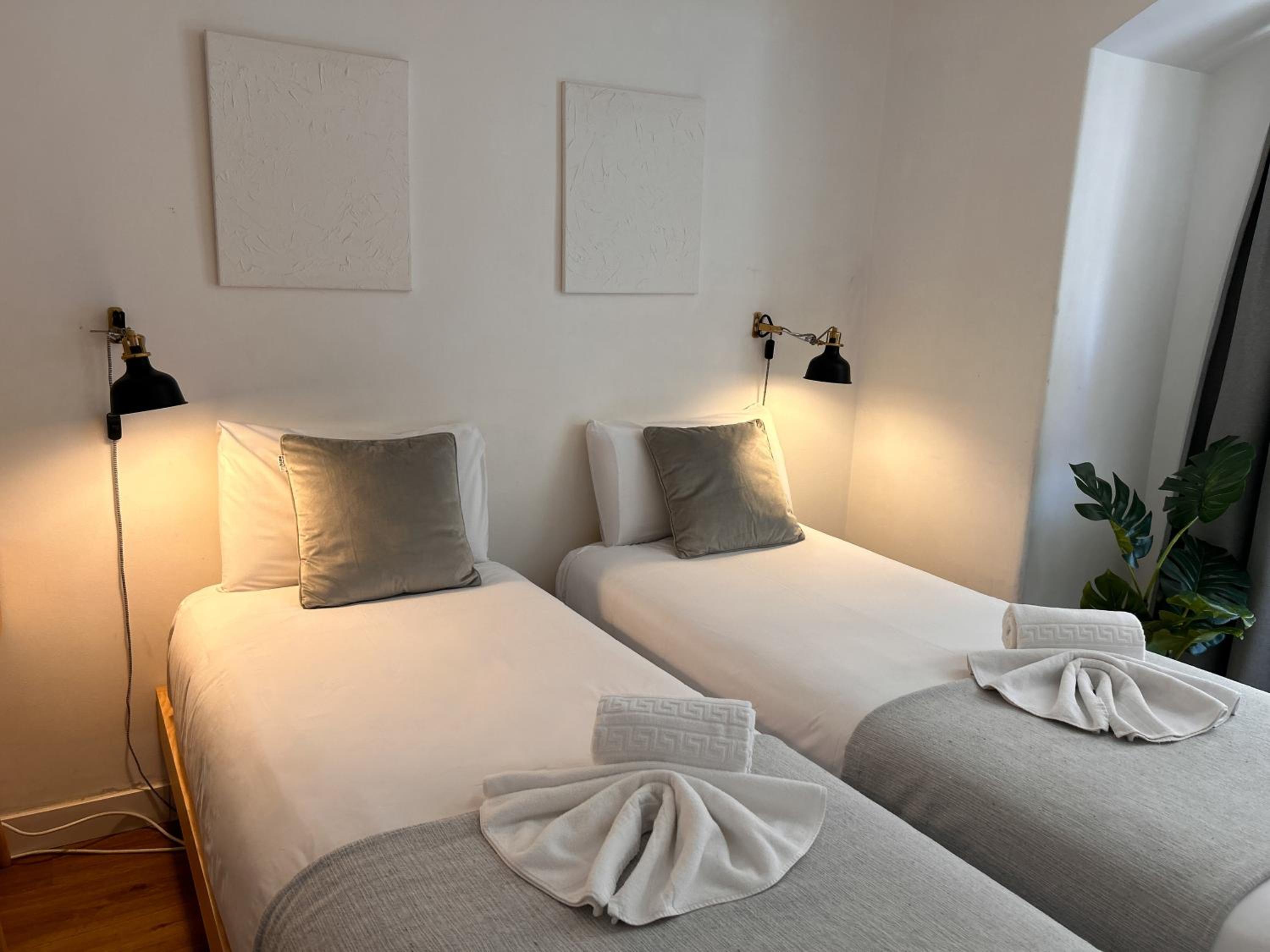 Standard Twin Room with Shared Bathroom - Photo 5