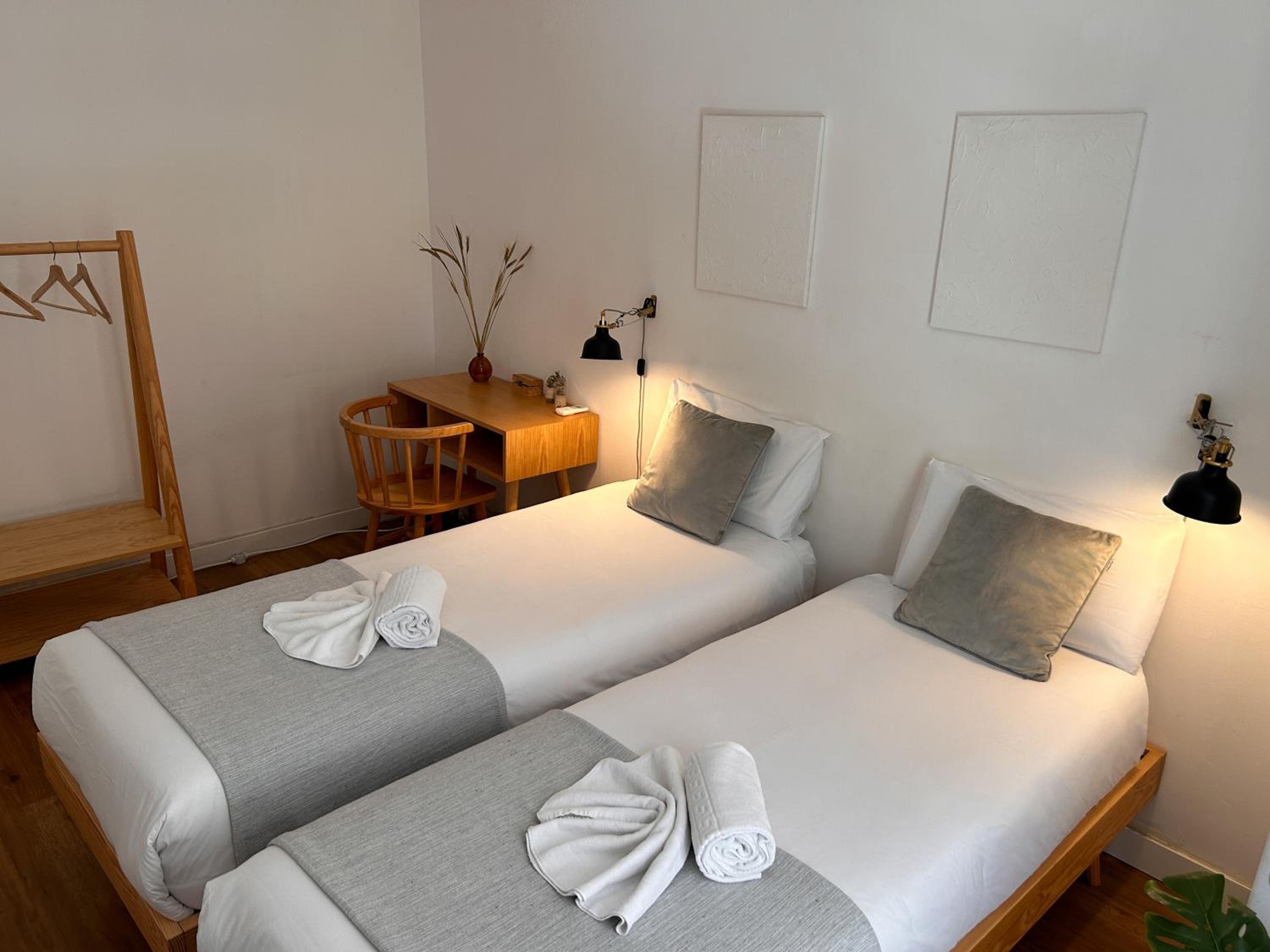 Standard Twin Room with Shared Bathroom - Photo 7