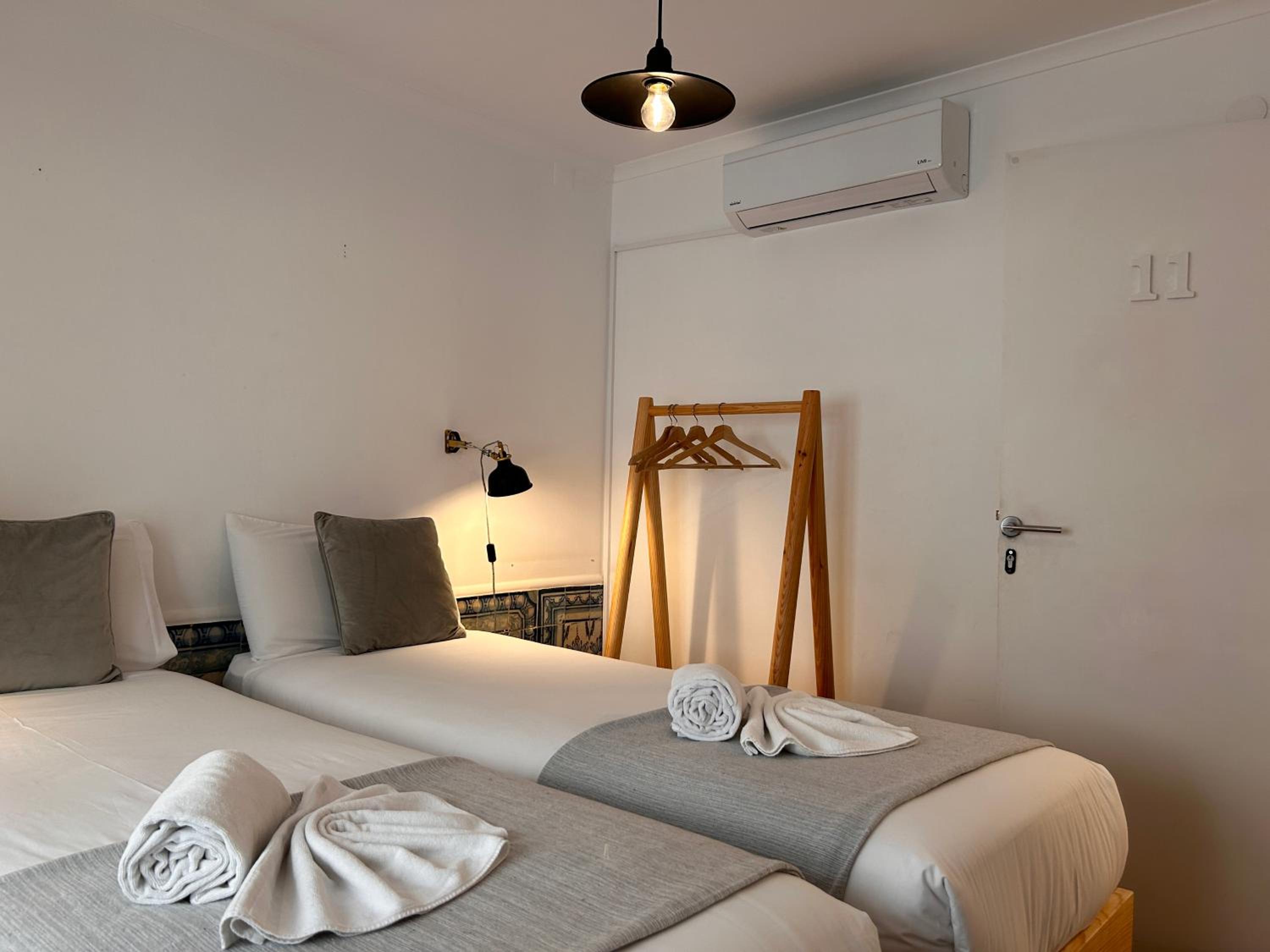 Standard Twin Room with Shared Bathroom - Photo 2