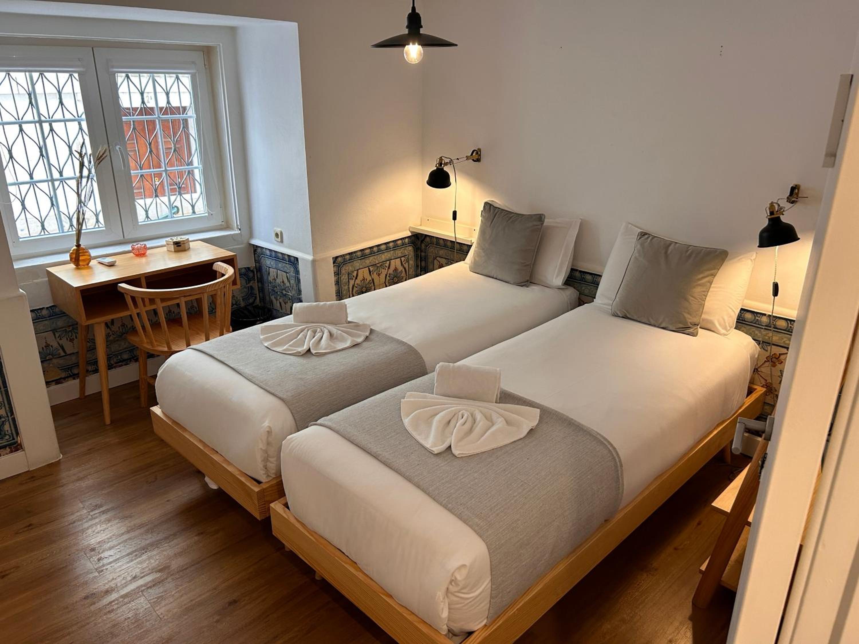Standard Twin Room with Shared Bathroom - Photo 3