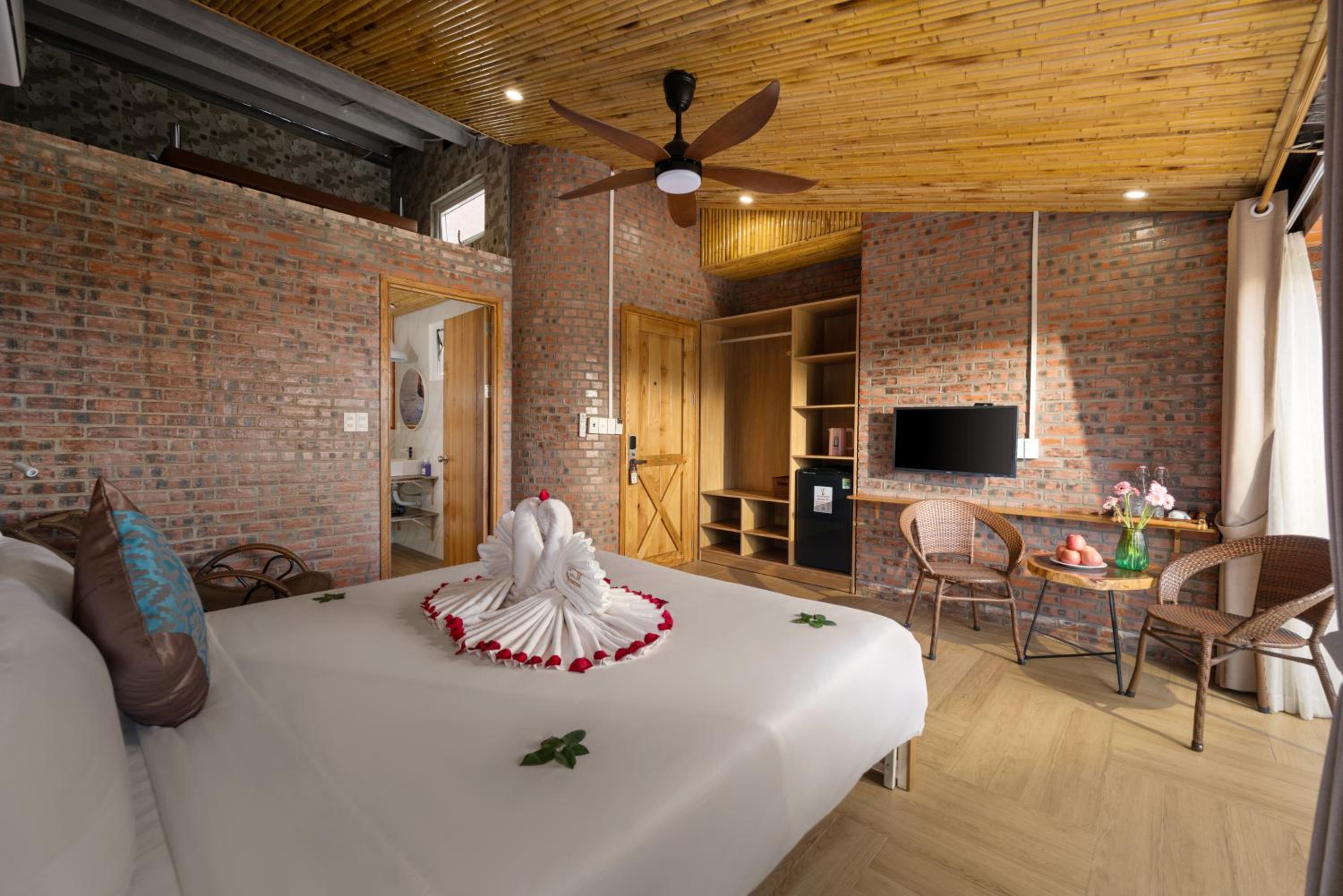 Deluxe Double Room with Balcony - Photo 2