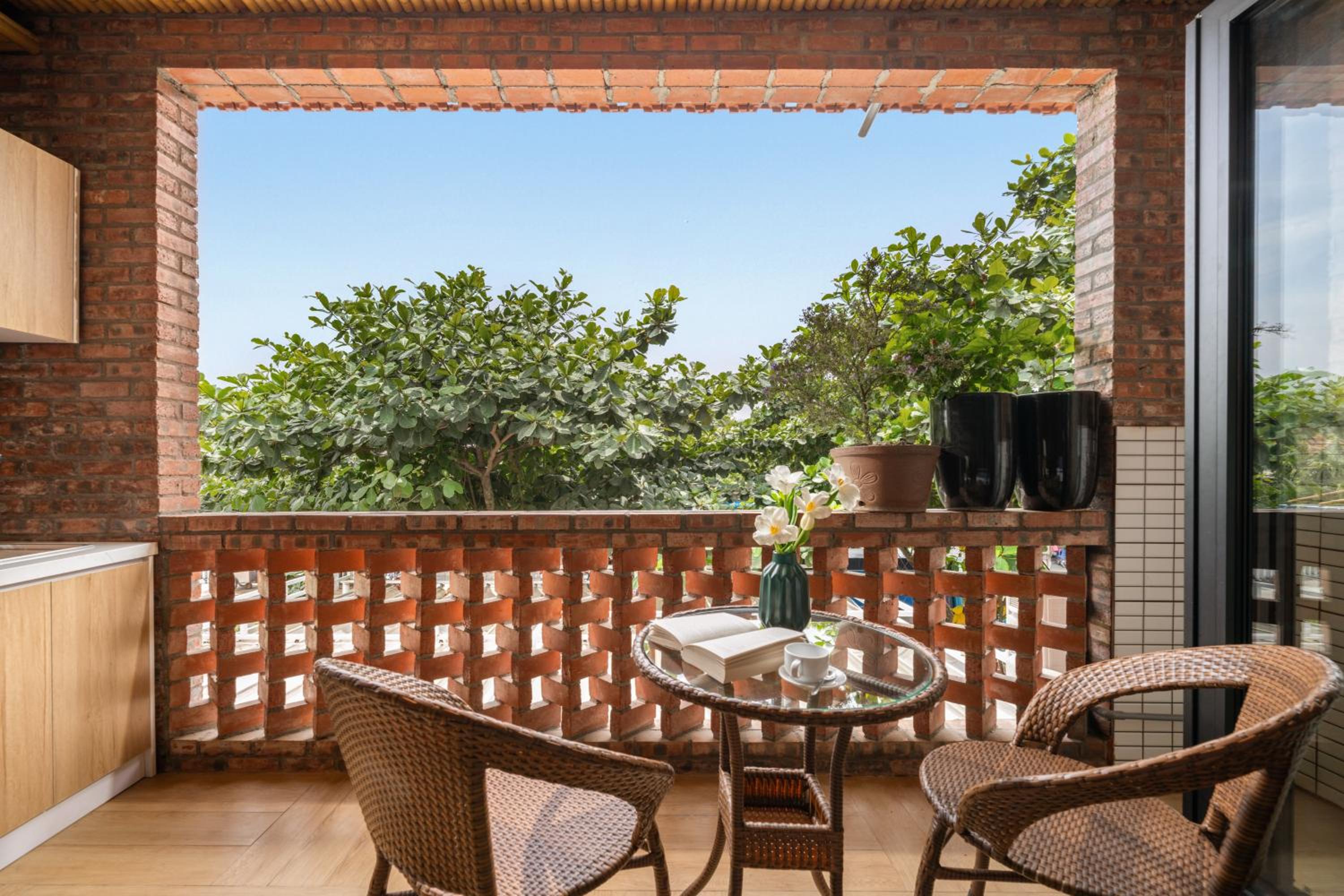 Deluxe Double Room with Balcony - Photo 7
