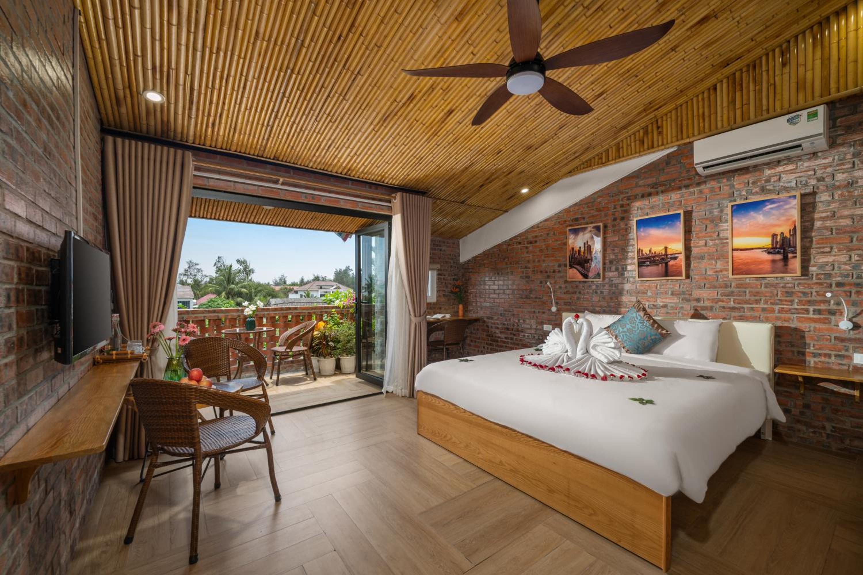 Deluxe Double Room with Balcony - Photo 1