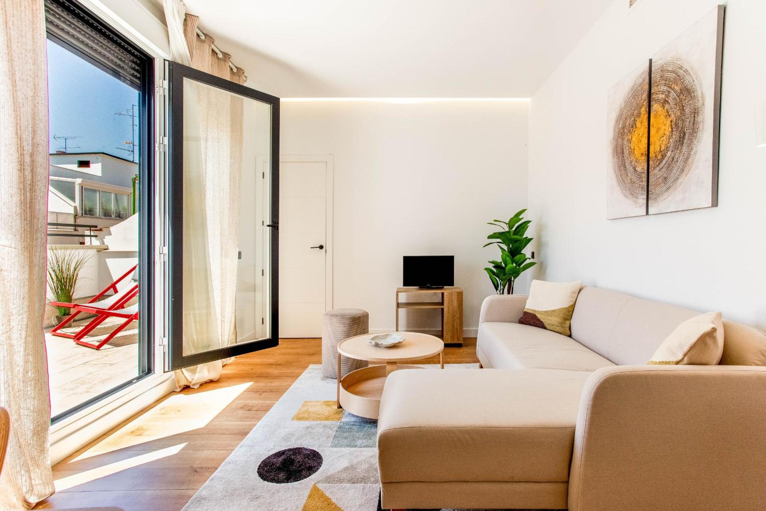 Apartamento de tres habitaciones con balcón