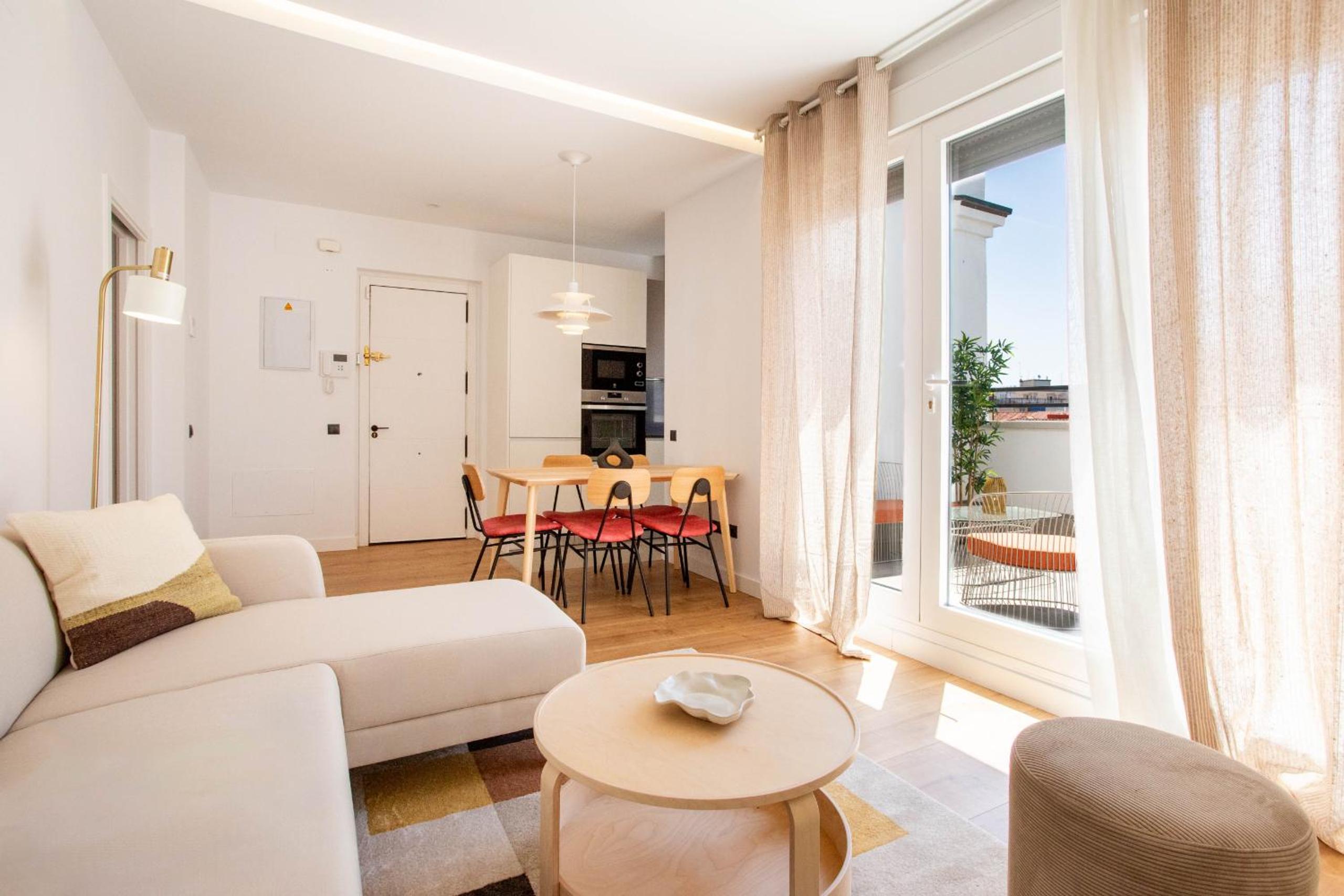 Three-Bedroom Apartment with Balcony photo 2