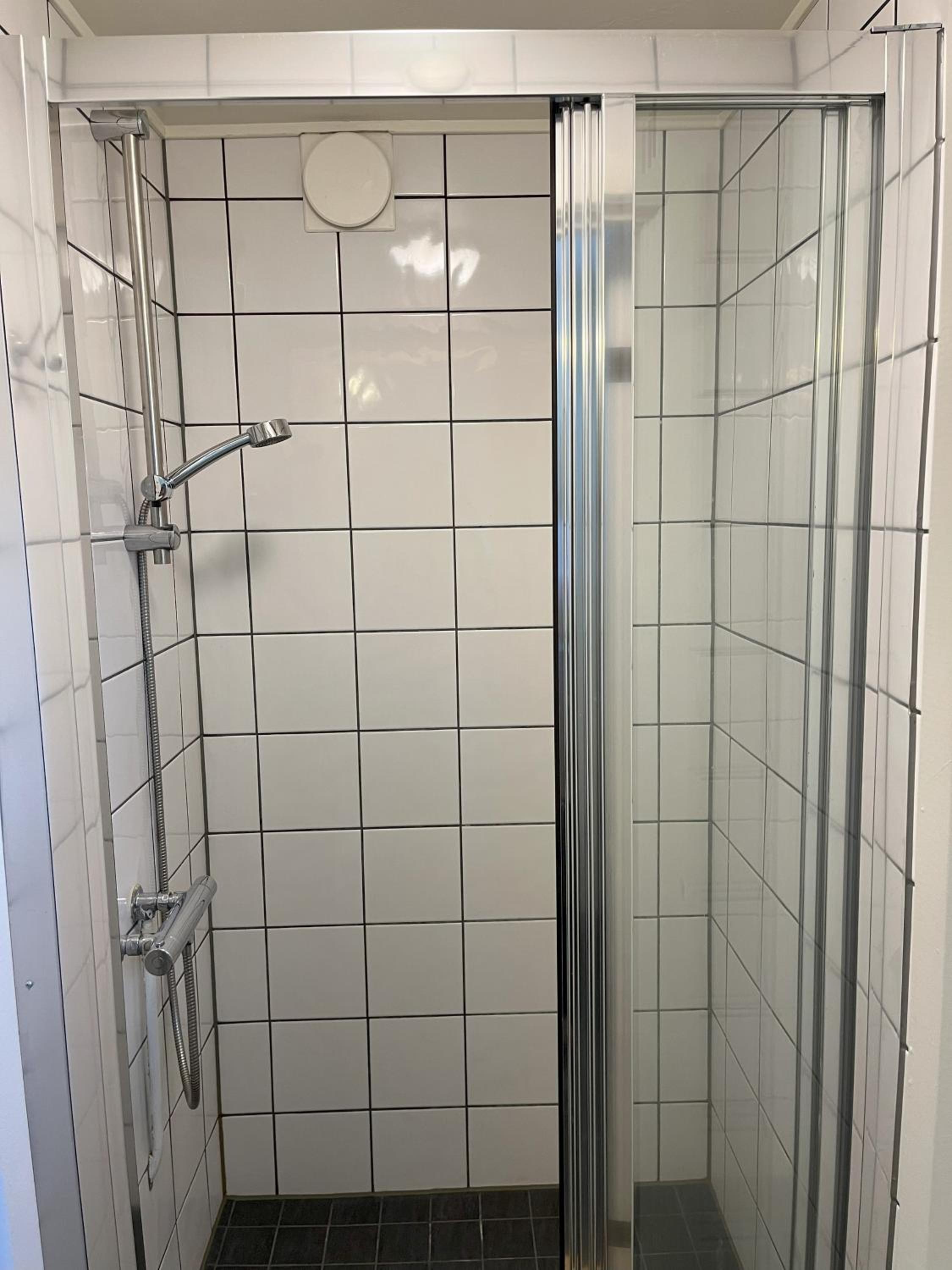 Twin Room with Shared Bathroom photo 2