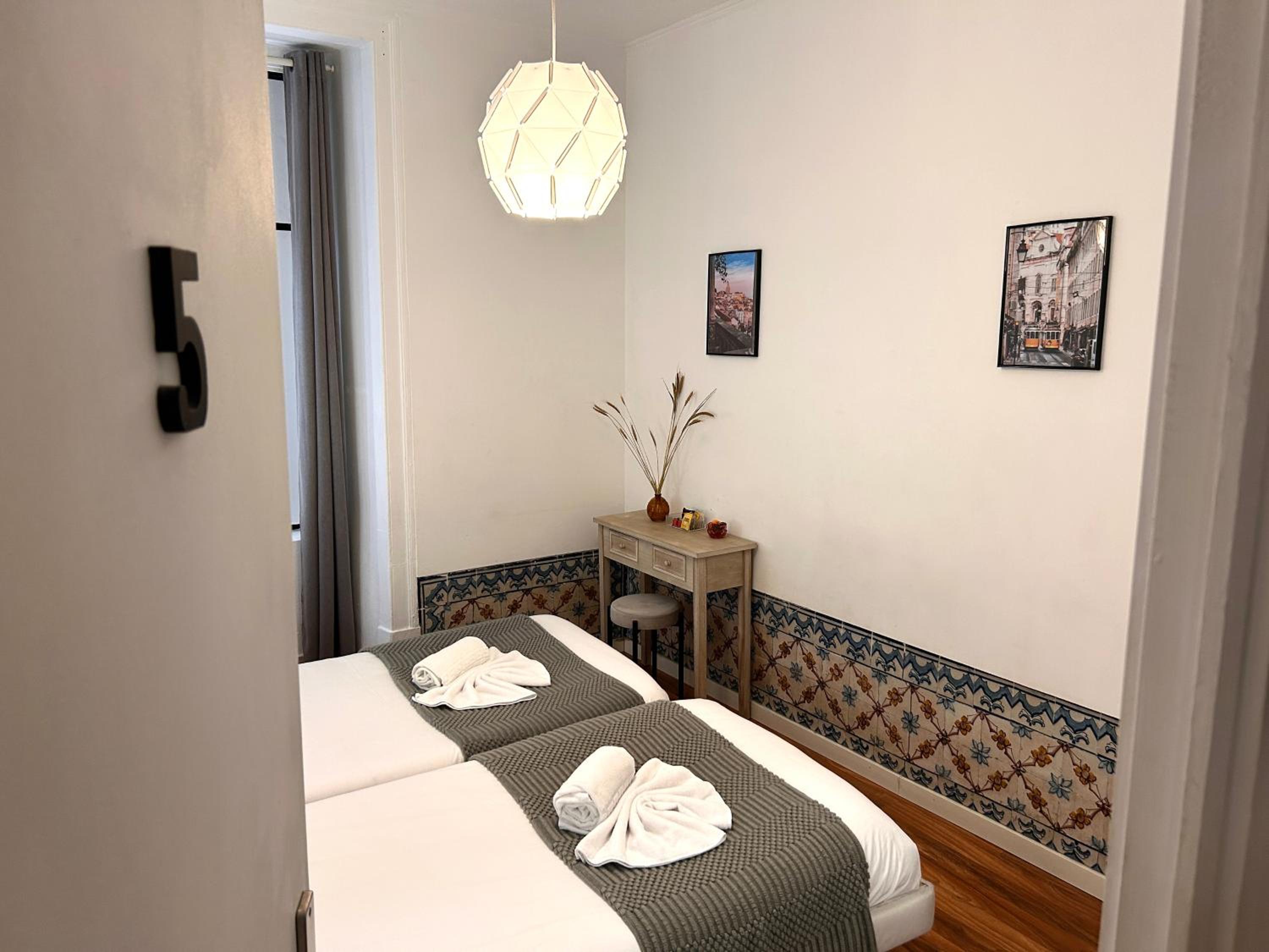 Twin Room with Private Bathroom - 3rd floor - Photo 6