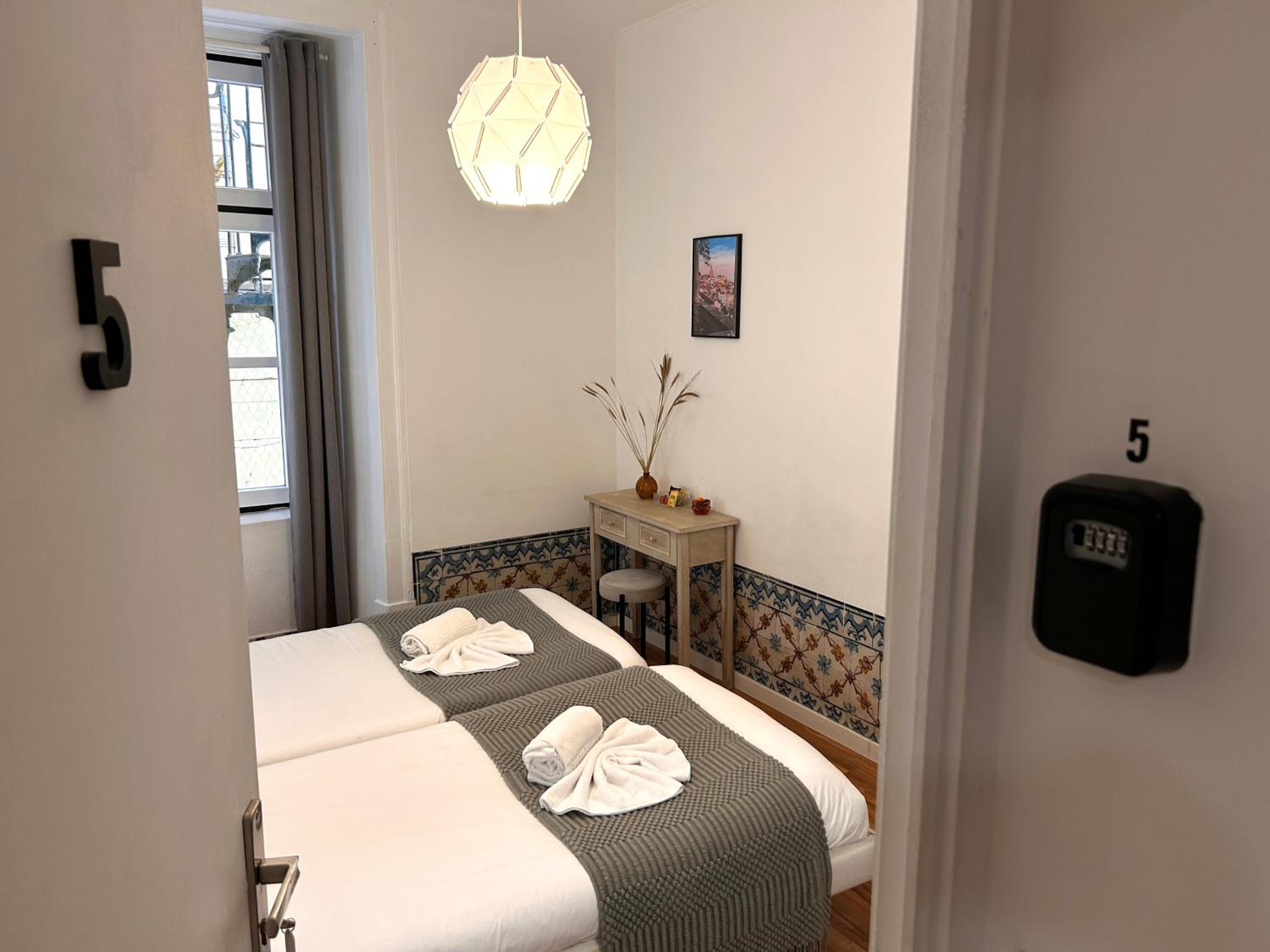 Twin Room with Private Bathroom - 3rd floor - Photo 8