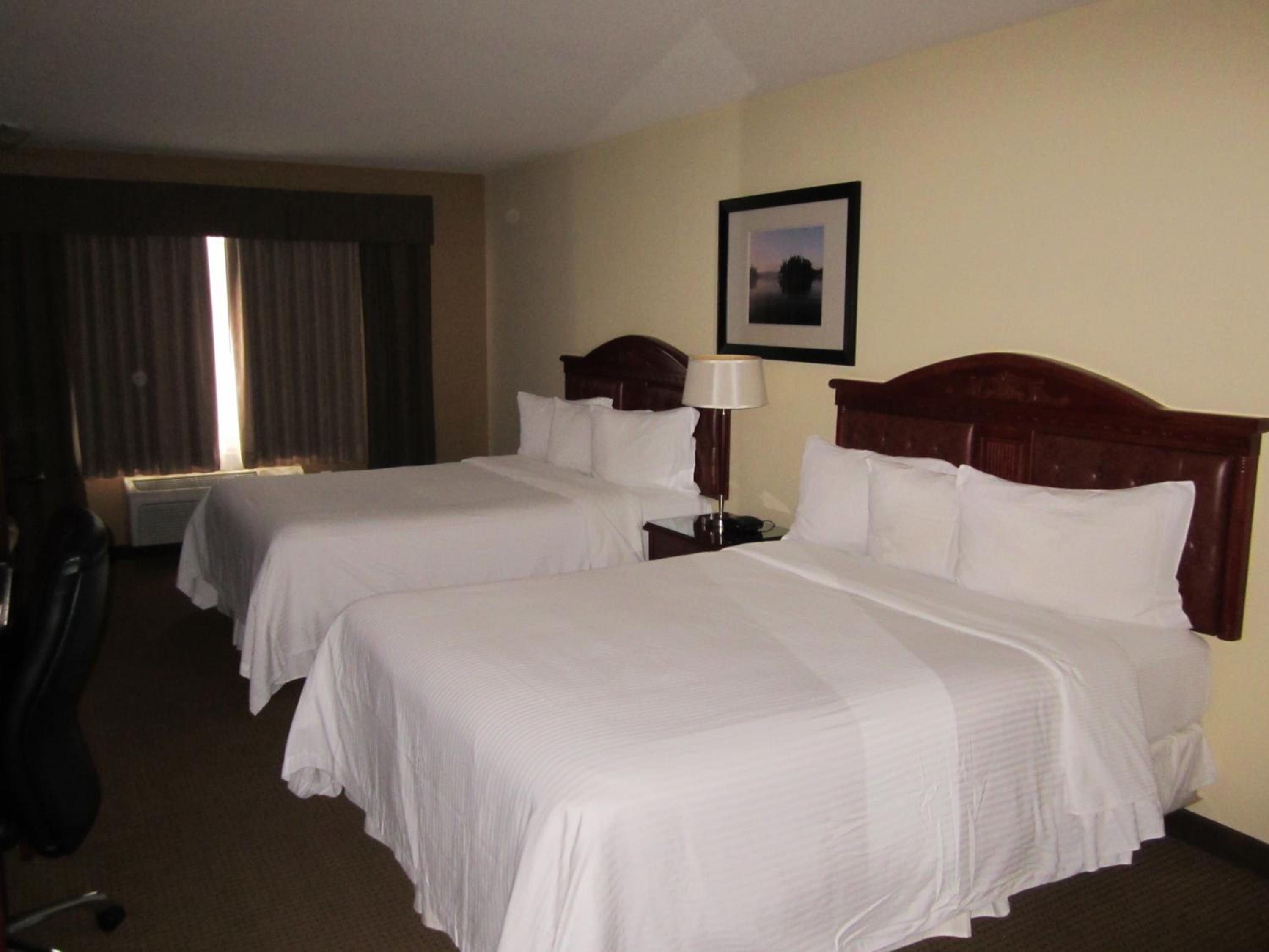 Deluxe Queen Room with Two Queen Beds photo 2