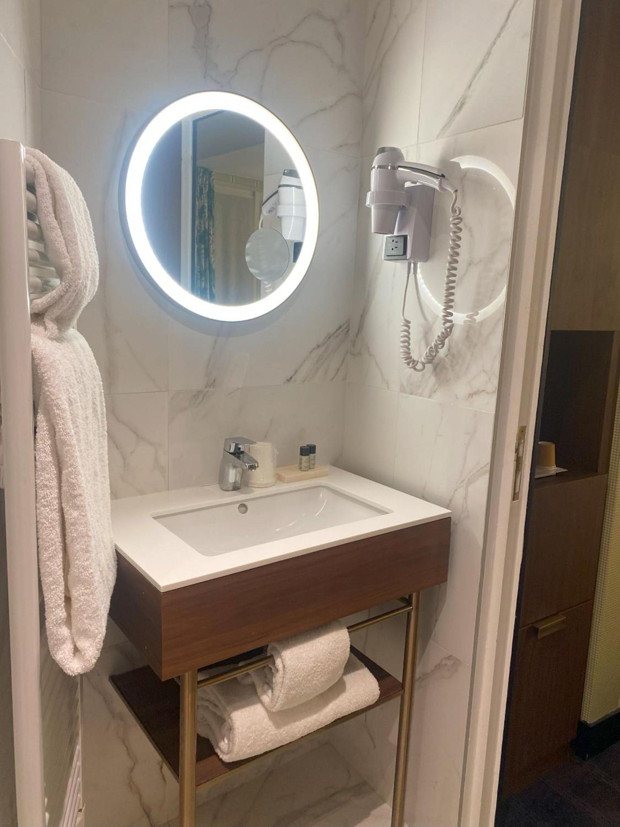 Double Room - Photo 7
