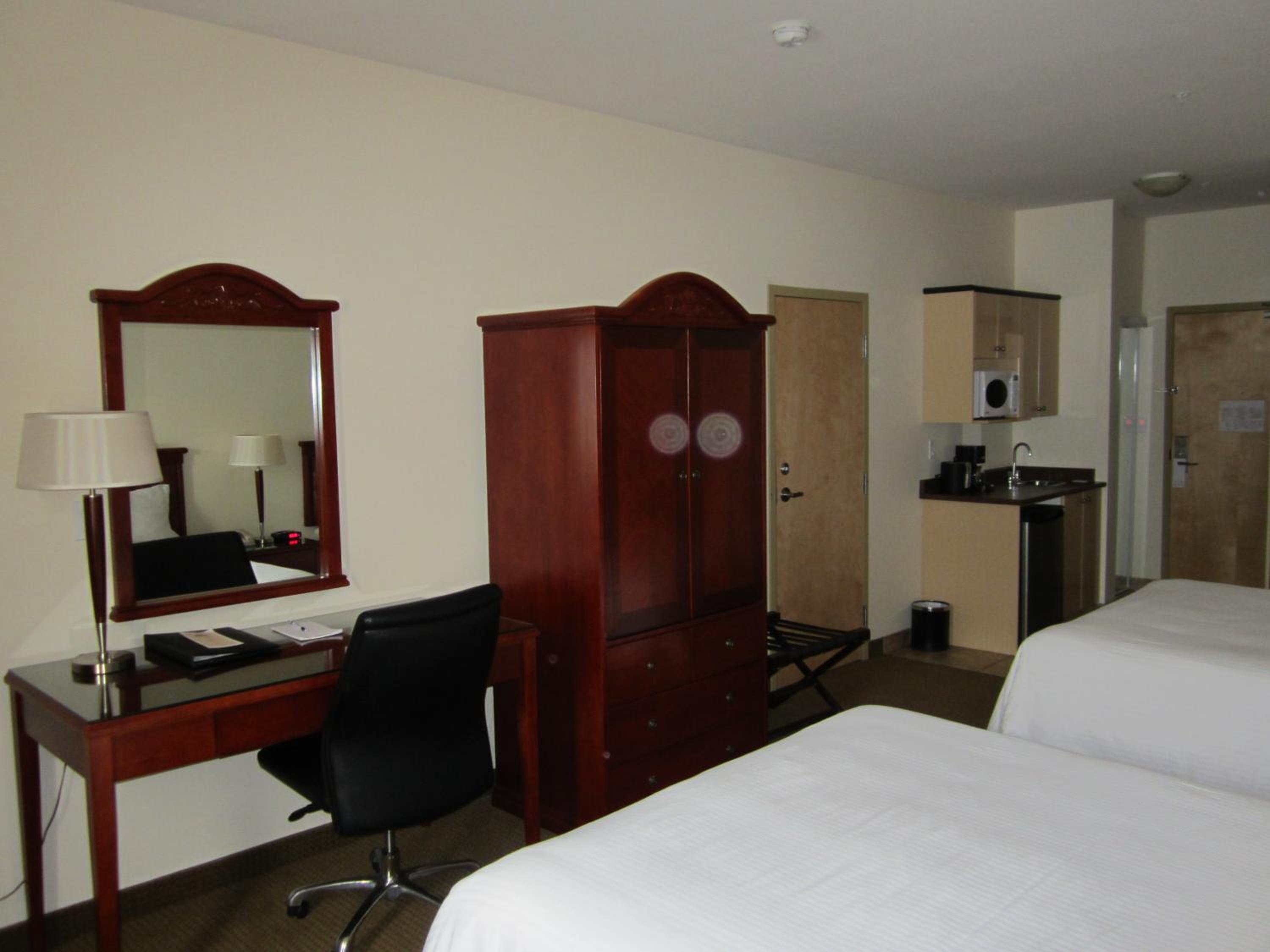 Standard Queen Room with Two Queen Beds photo 3
