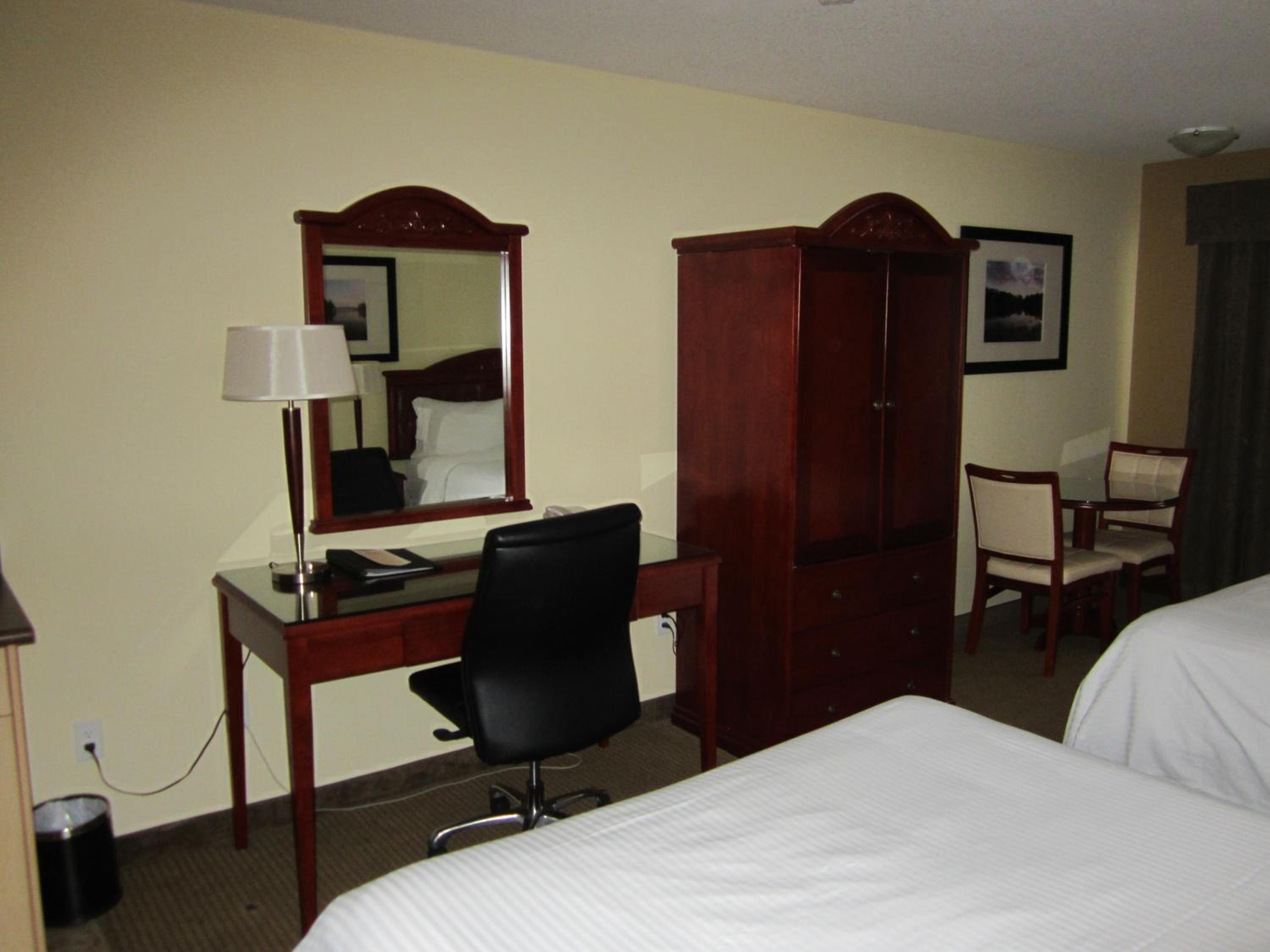 Standard Queen Room with Two Queen Beds photo 2