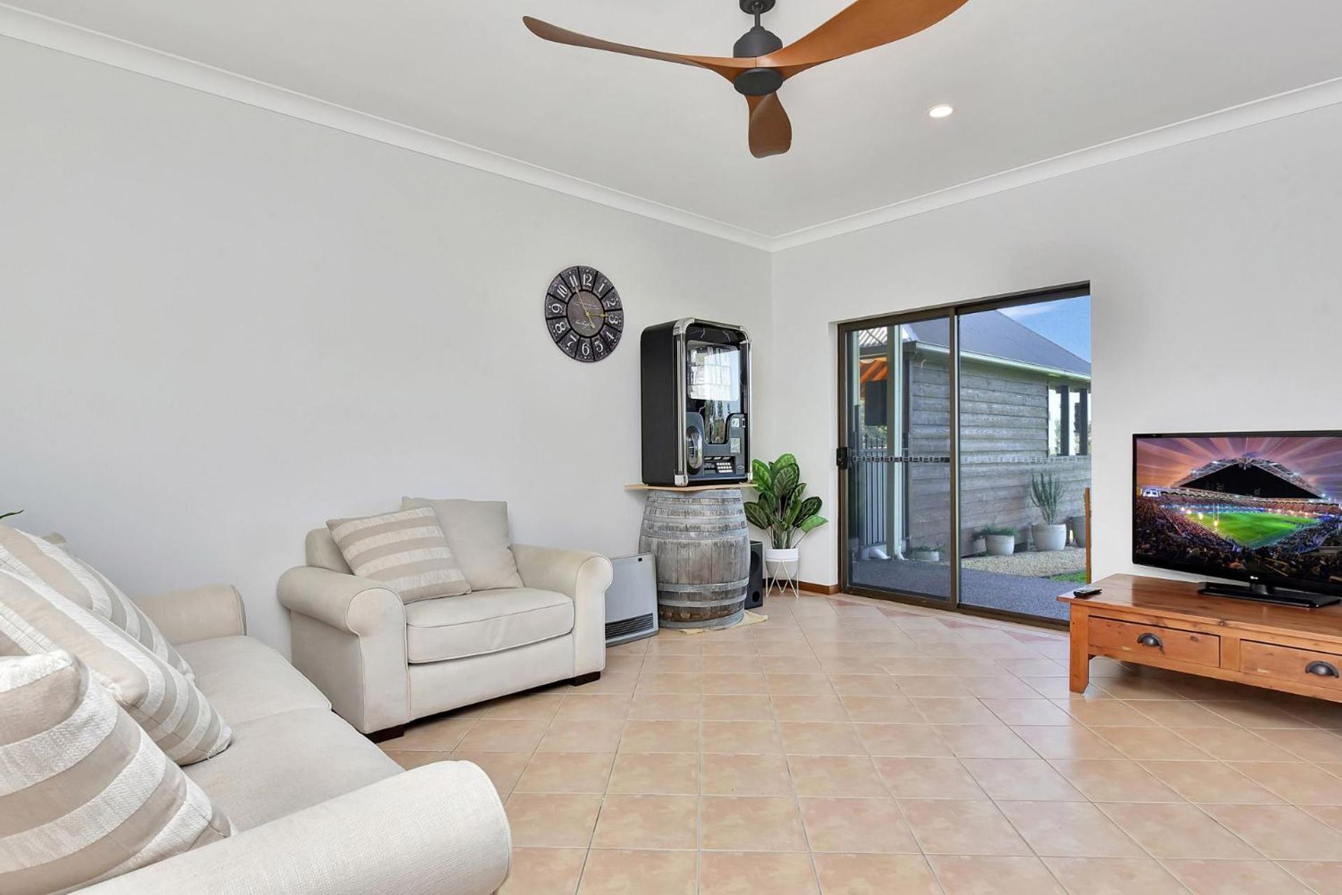 Five-Bedroom House photo 1