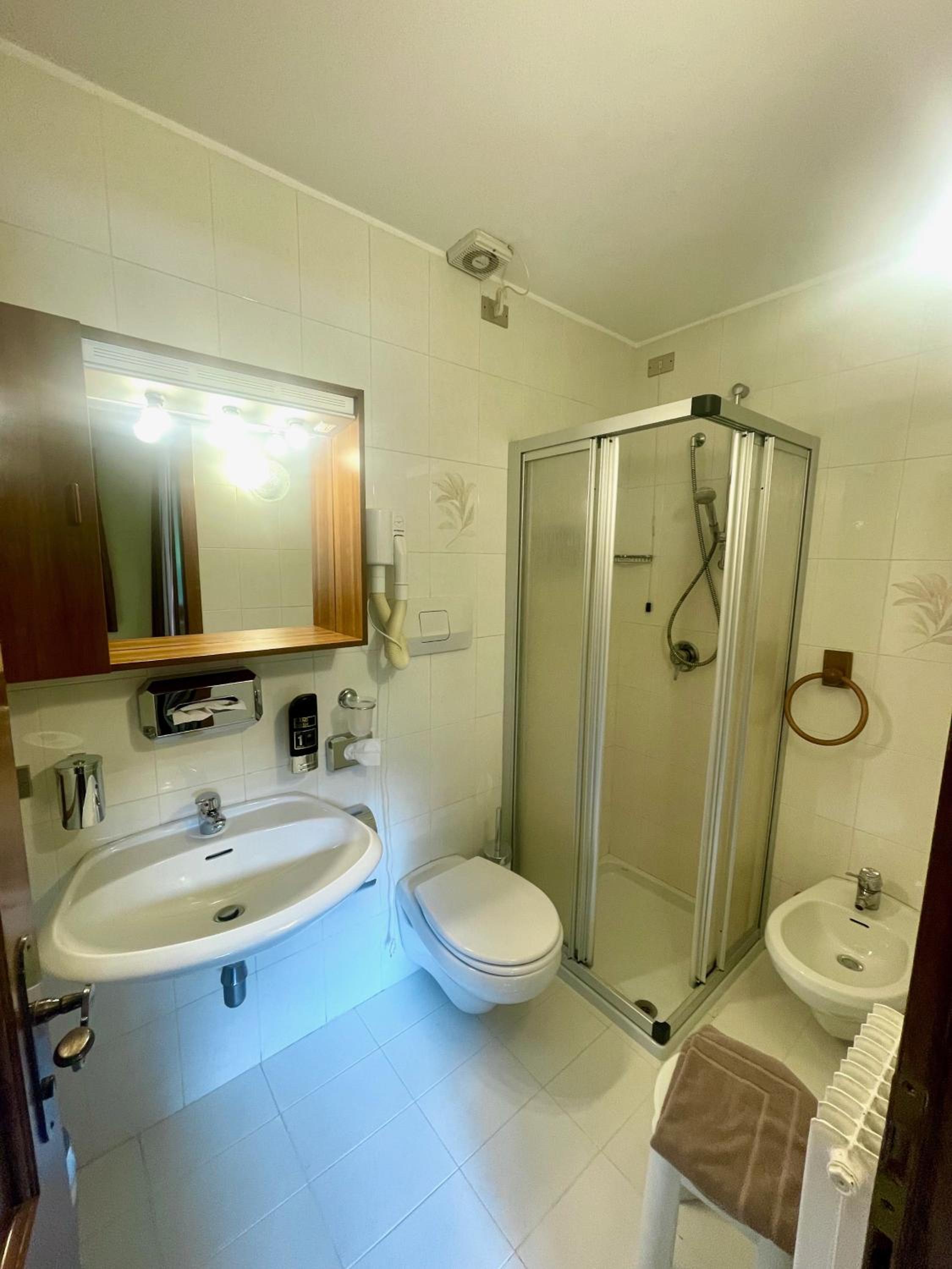 Double Room with Balcony - Photo 6