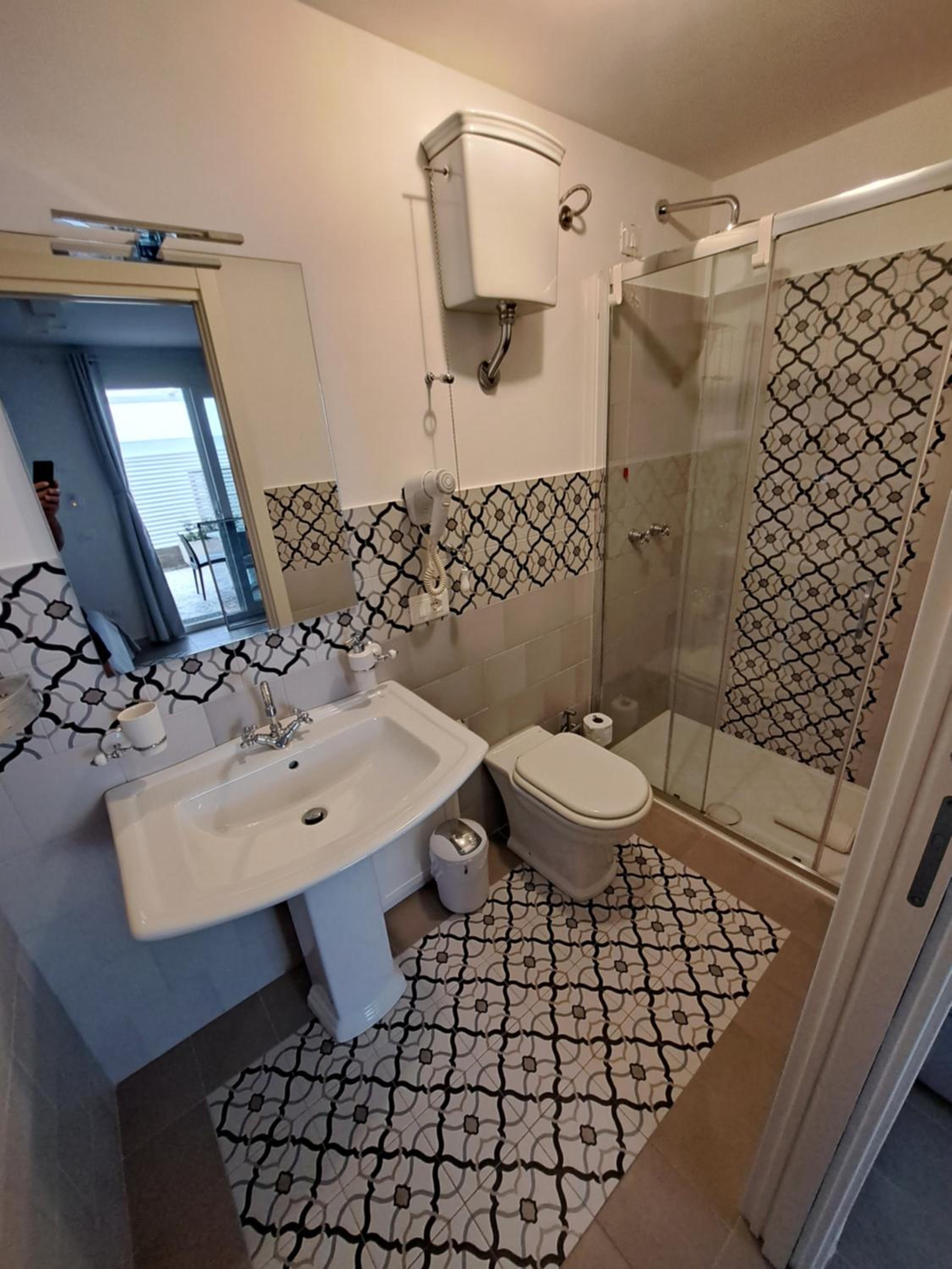 Deluxe Room (2 Adults + 1 Child)