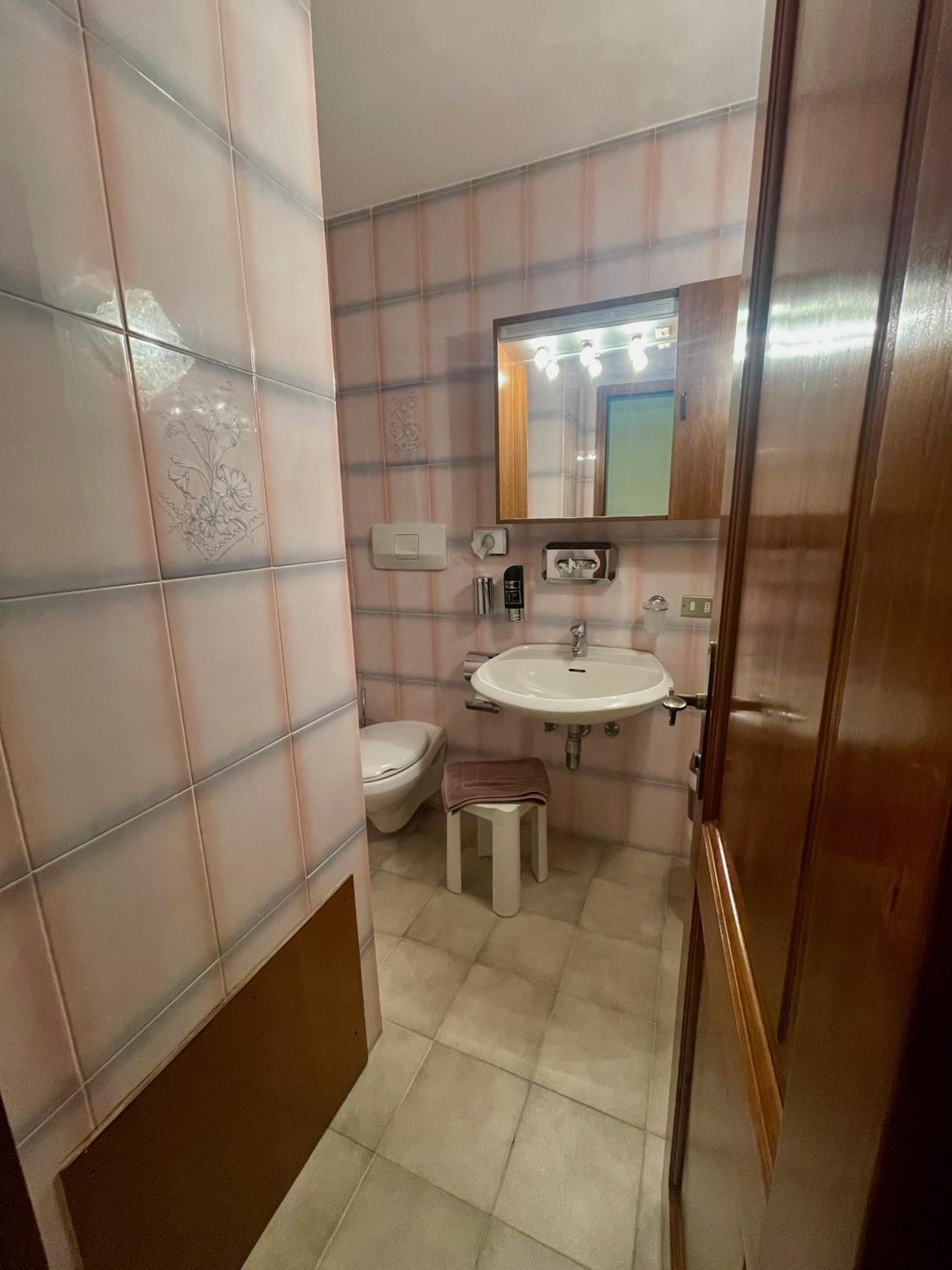 Double Room with Balcony - Photo 5