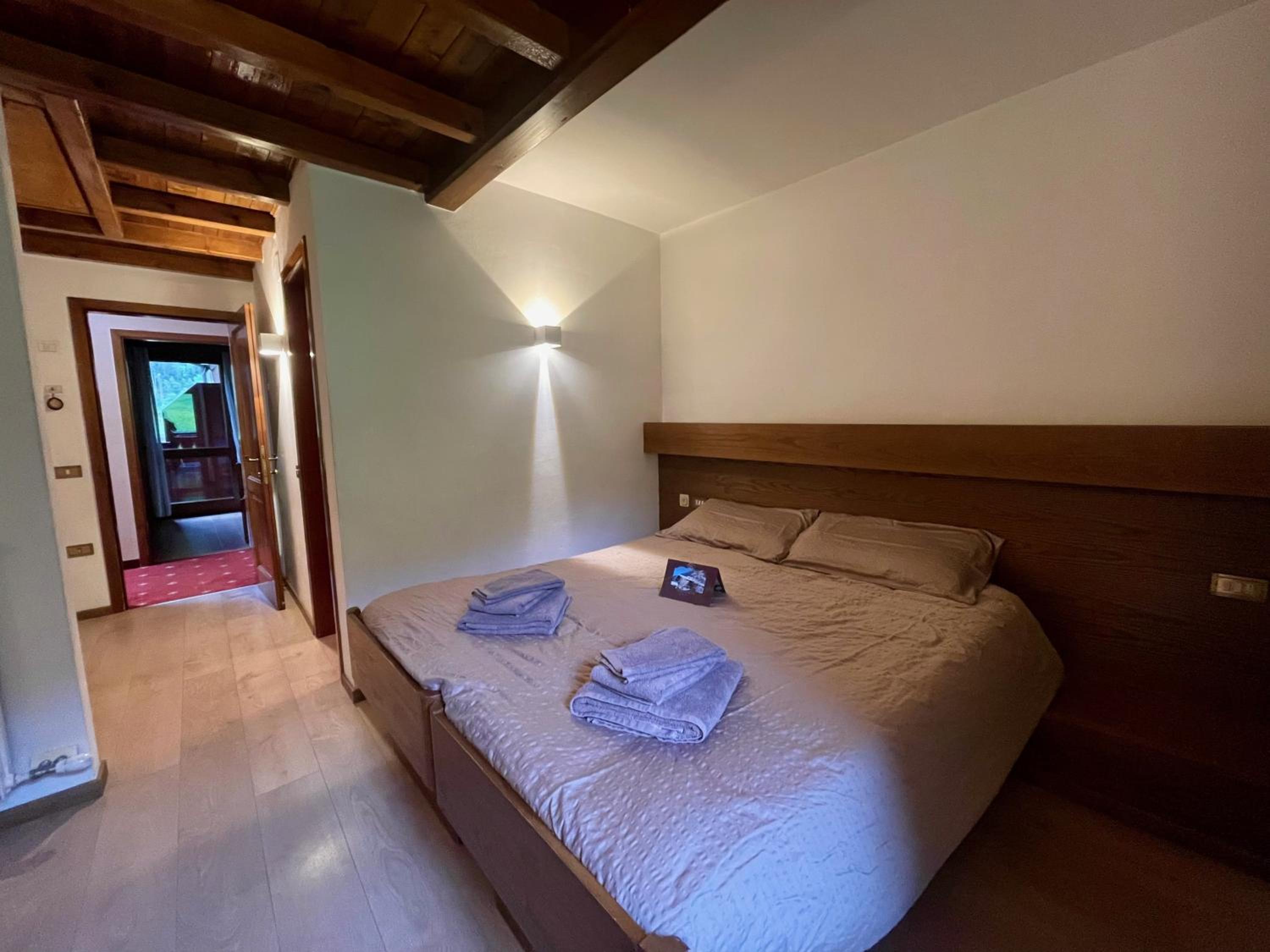 Double Room with Balcony - Photo 8