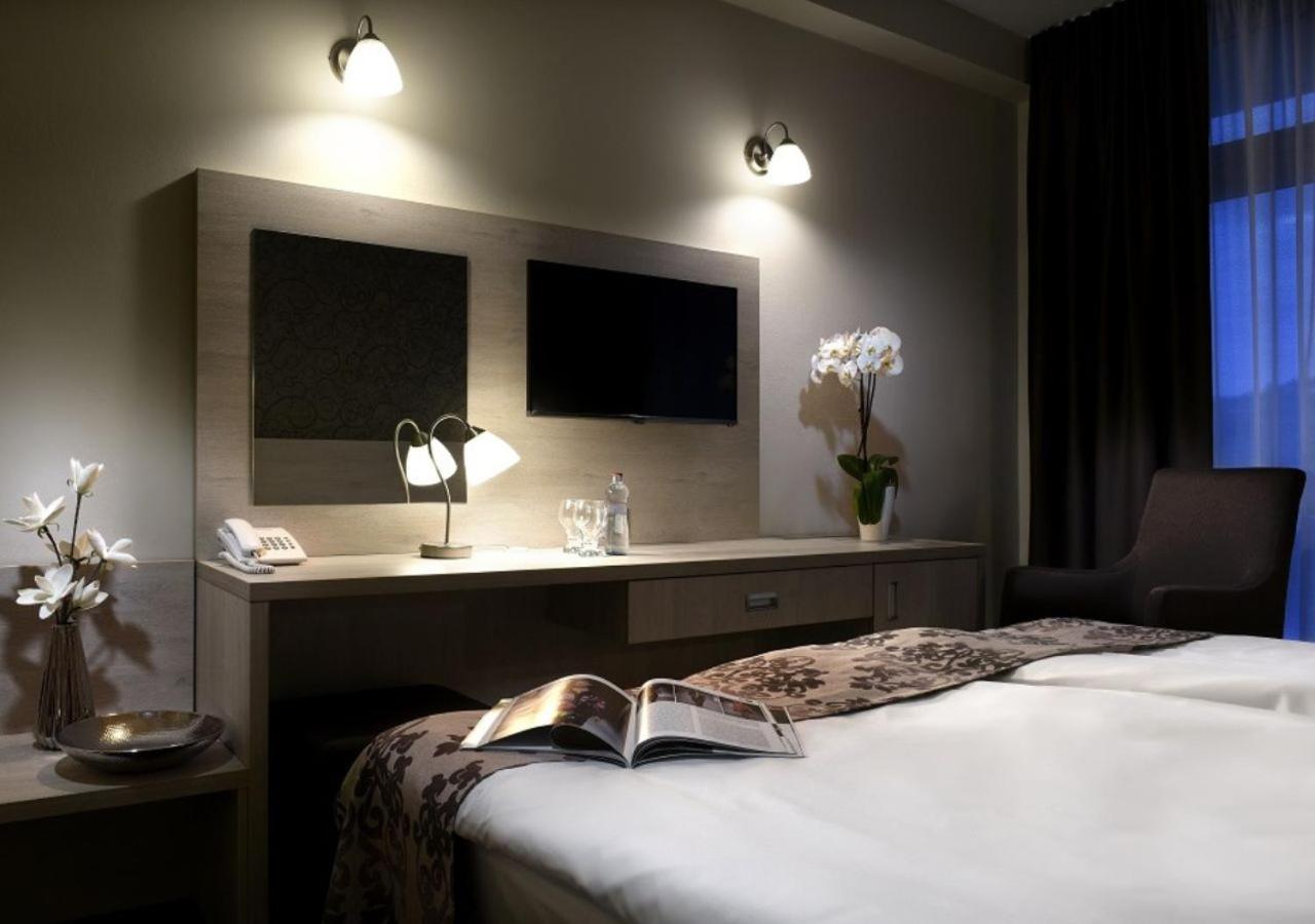 Double or Twin Room with free access to the pool - Photo 3