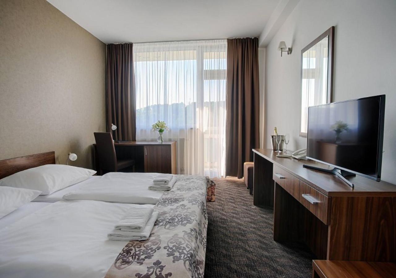 Double or Twin Room with free access to the pool - Photo 2