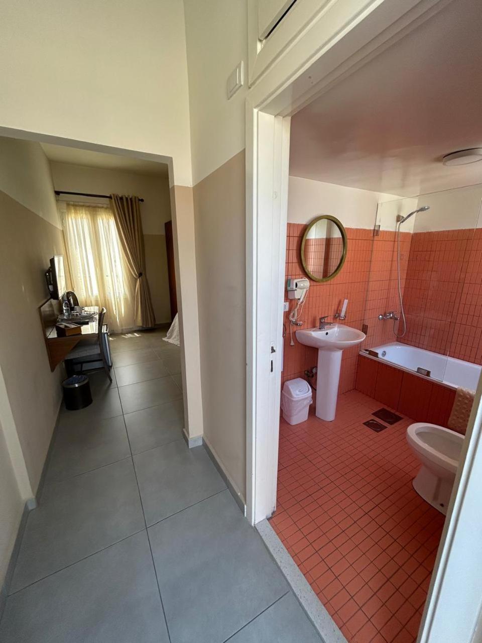 Deluxe Queen Room photo 2