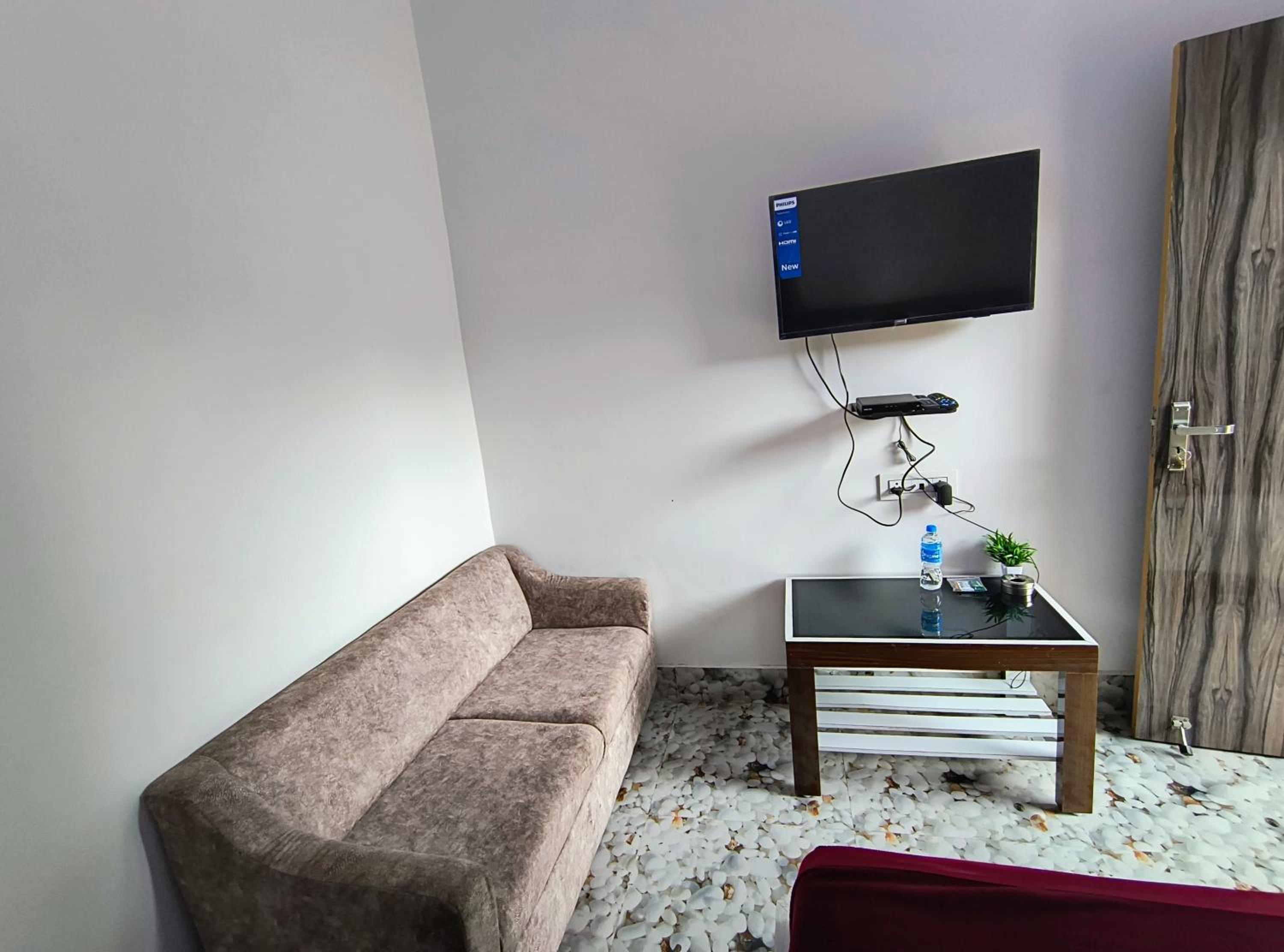 Deluxe Double Room (2 Adults + 1 Child) photo 2