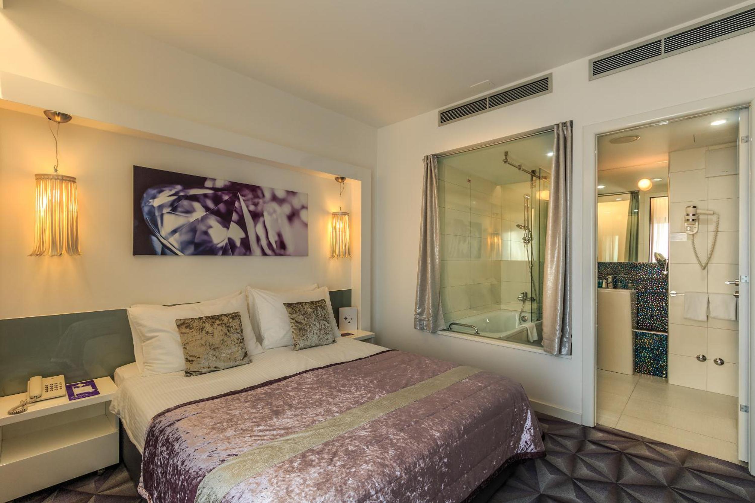 Deluxe Suite with Sea View - Photo 5