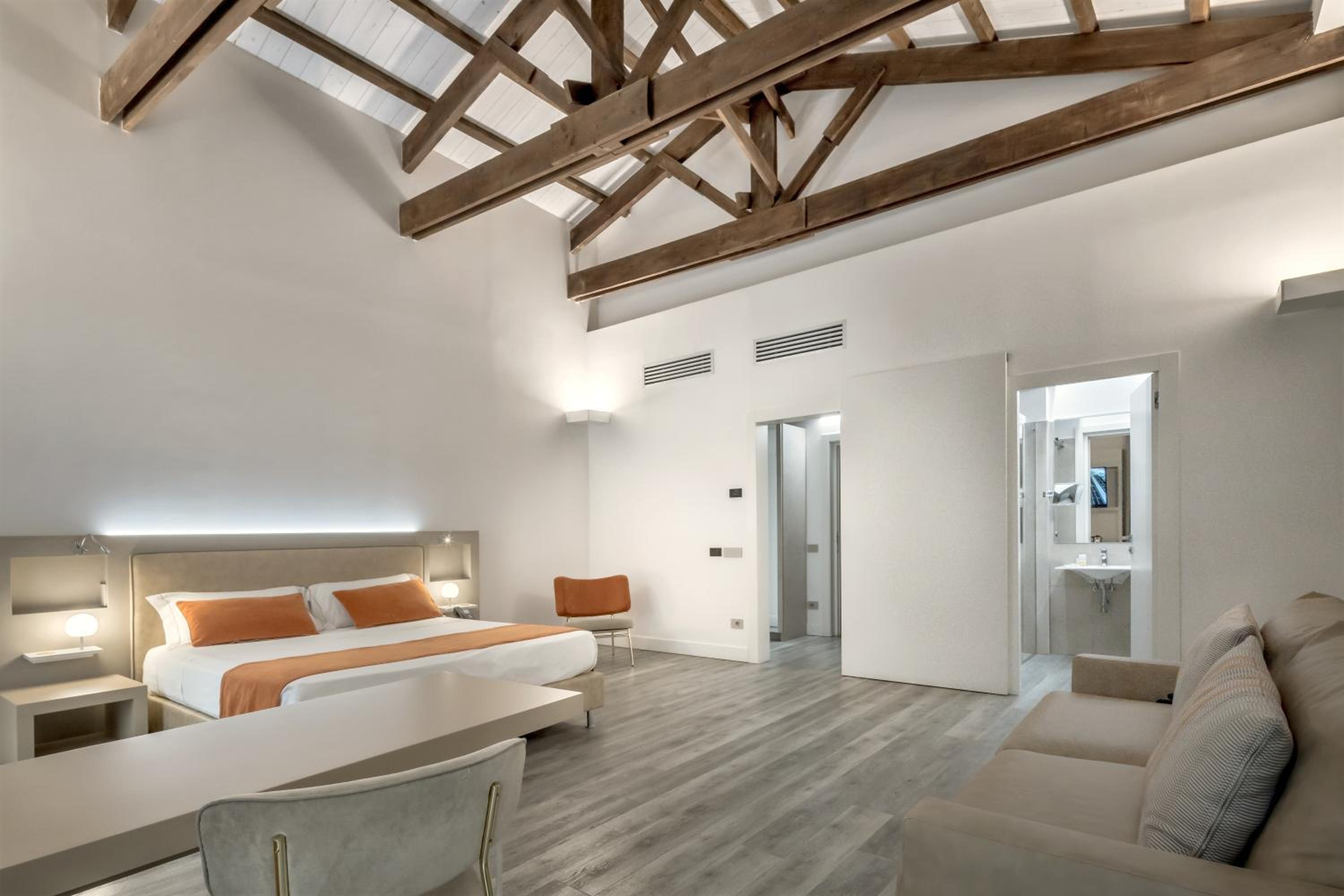 Suite - Photo 1