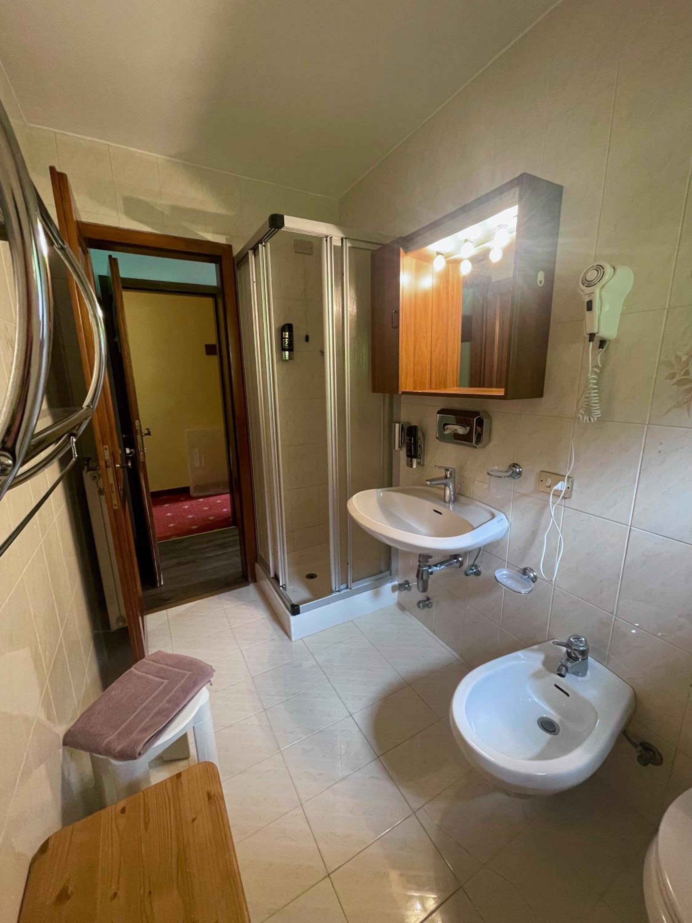 Quadruple Room with Balcony - Photo 3