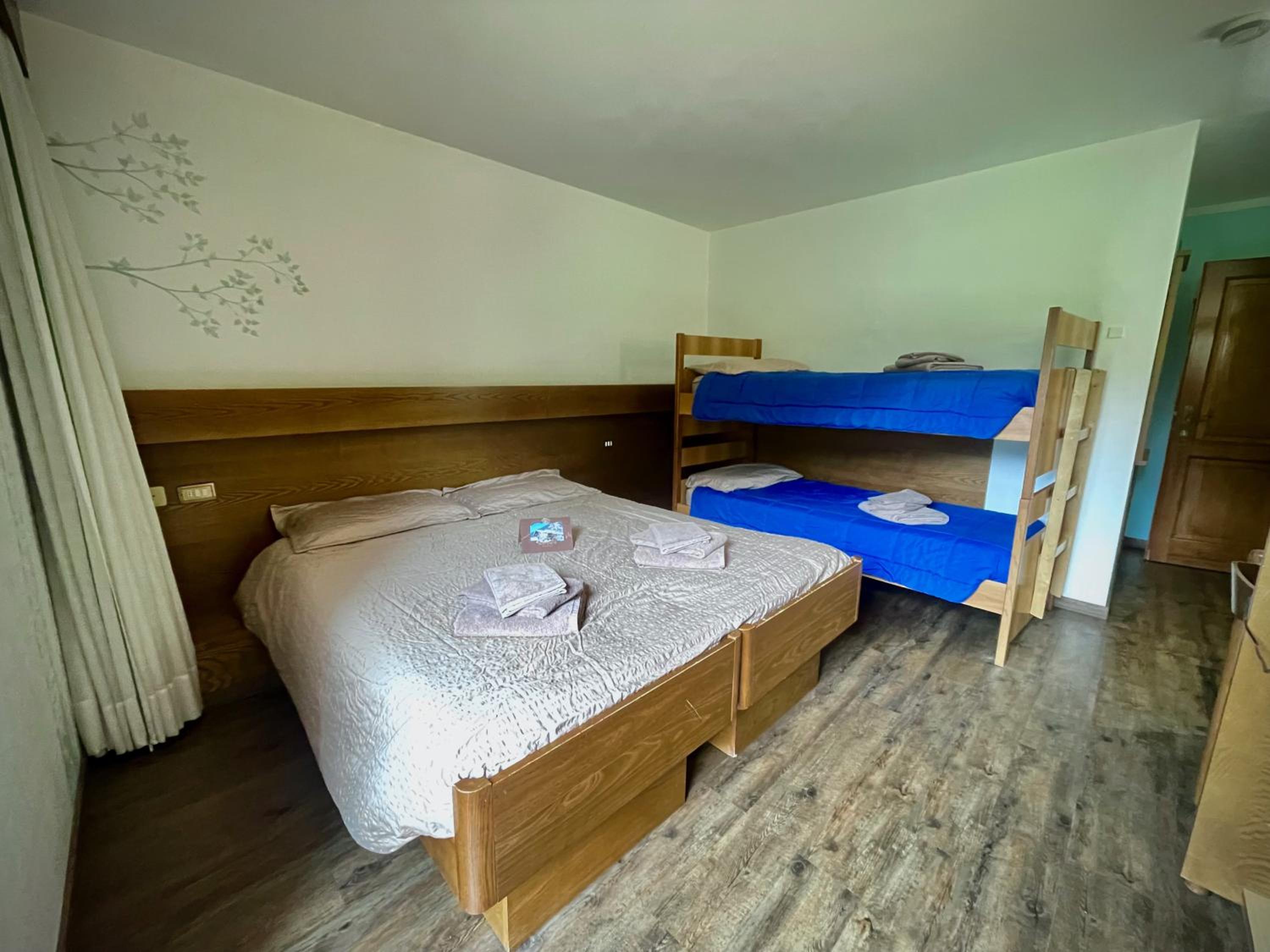 Quadruple Room with Balcony - Photo 2