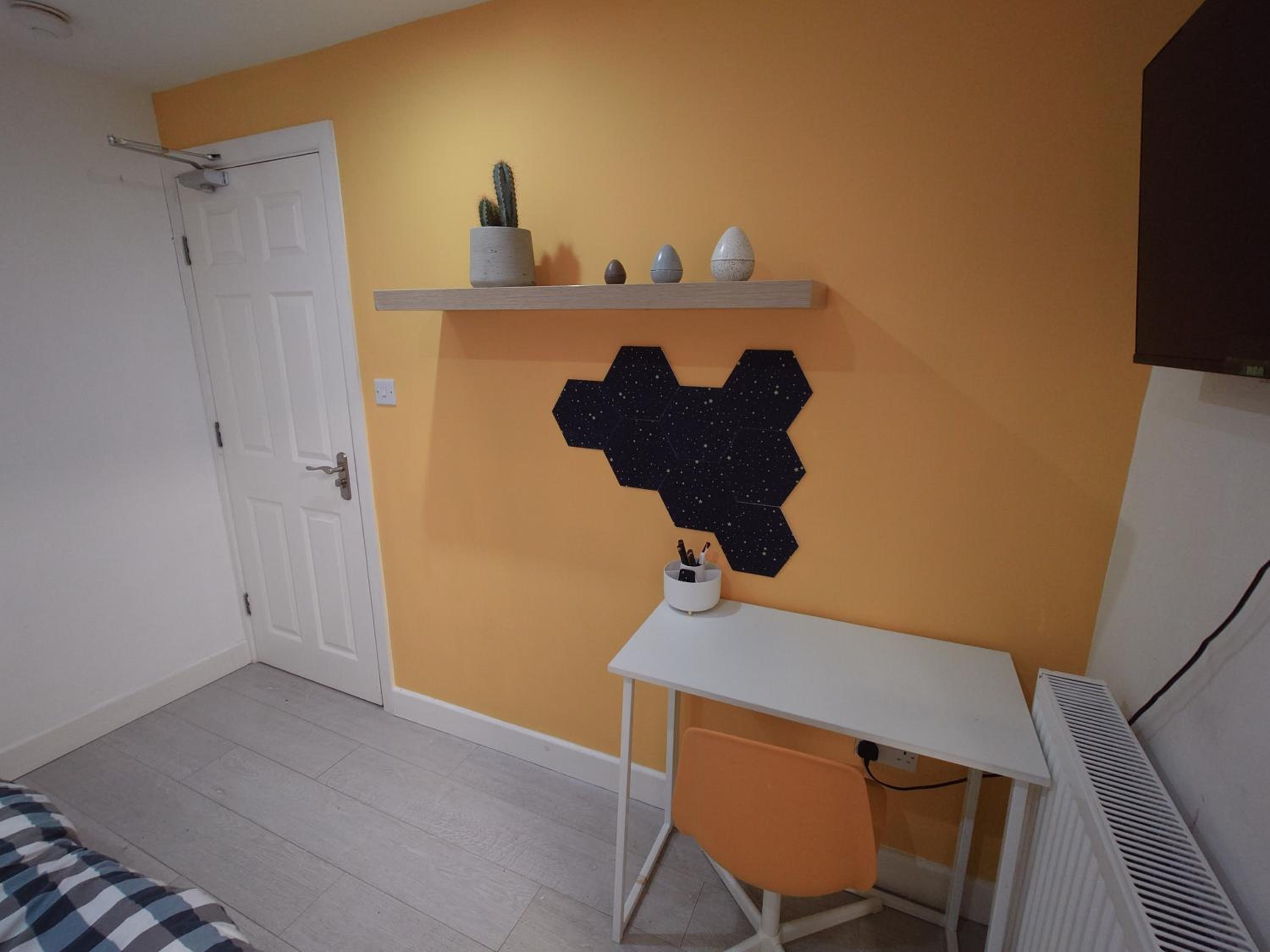 Single Room with Private Bathroom photo 3