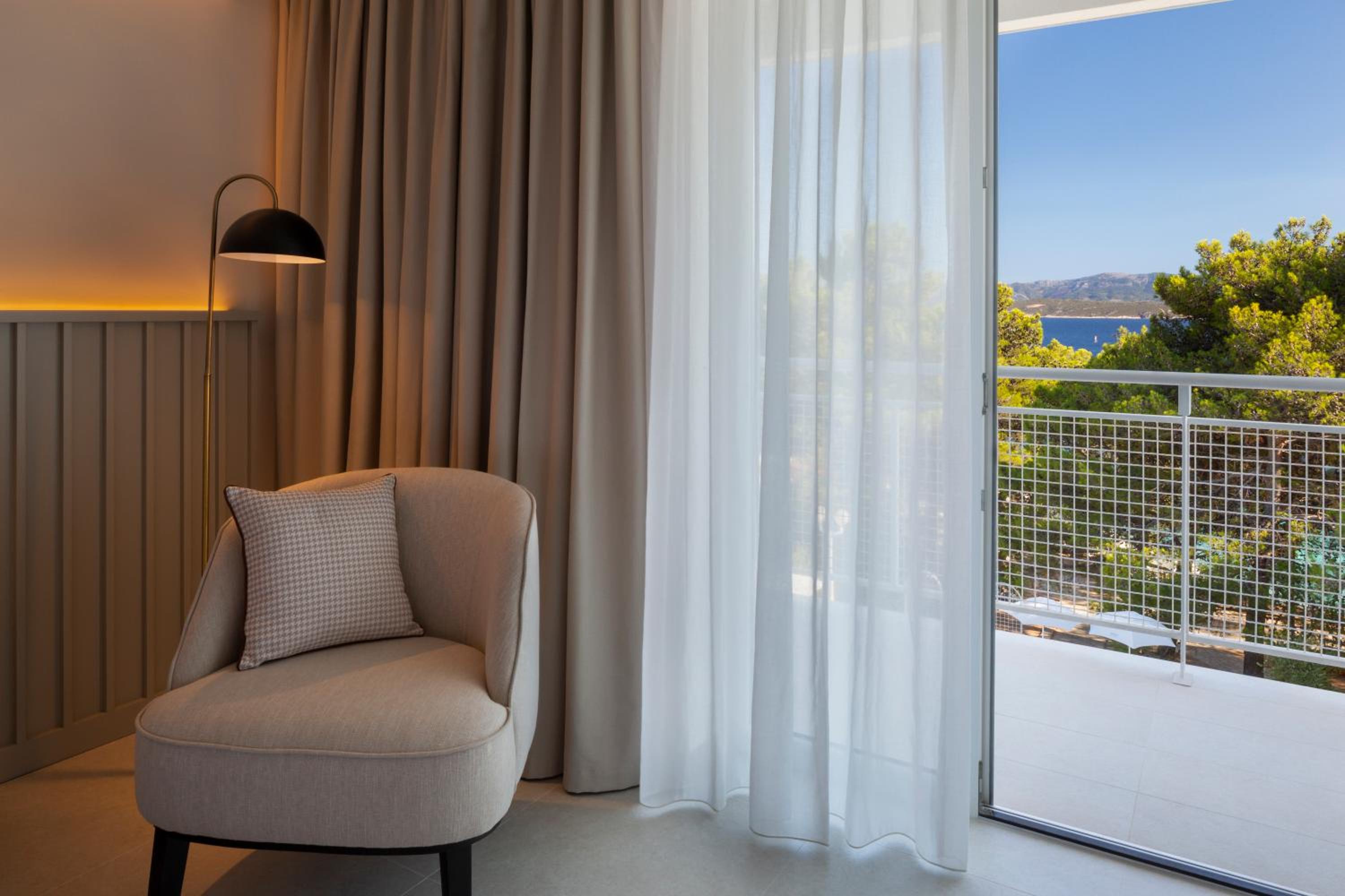 Standard Double or Twin Room with Balcony - Sea Side photo 3