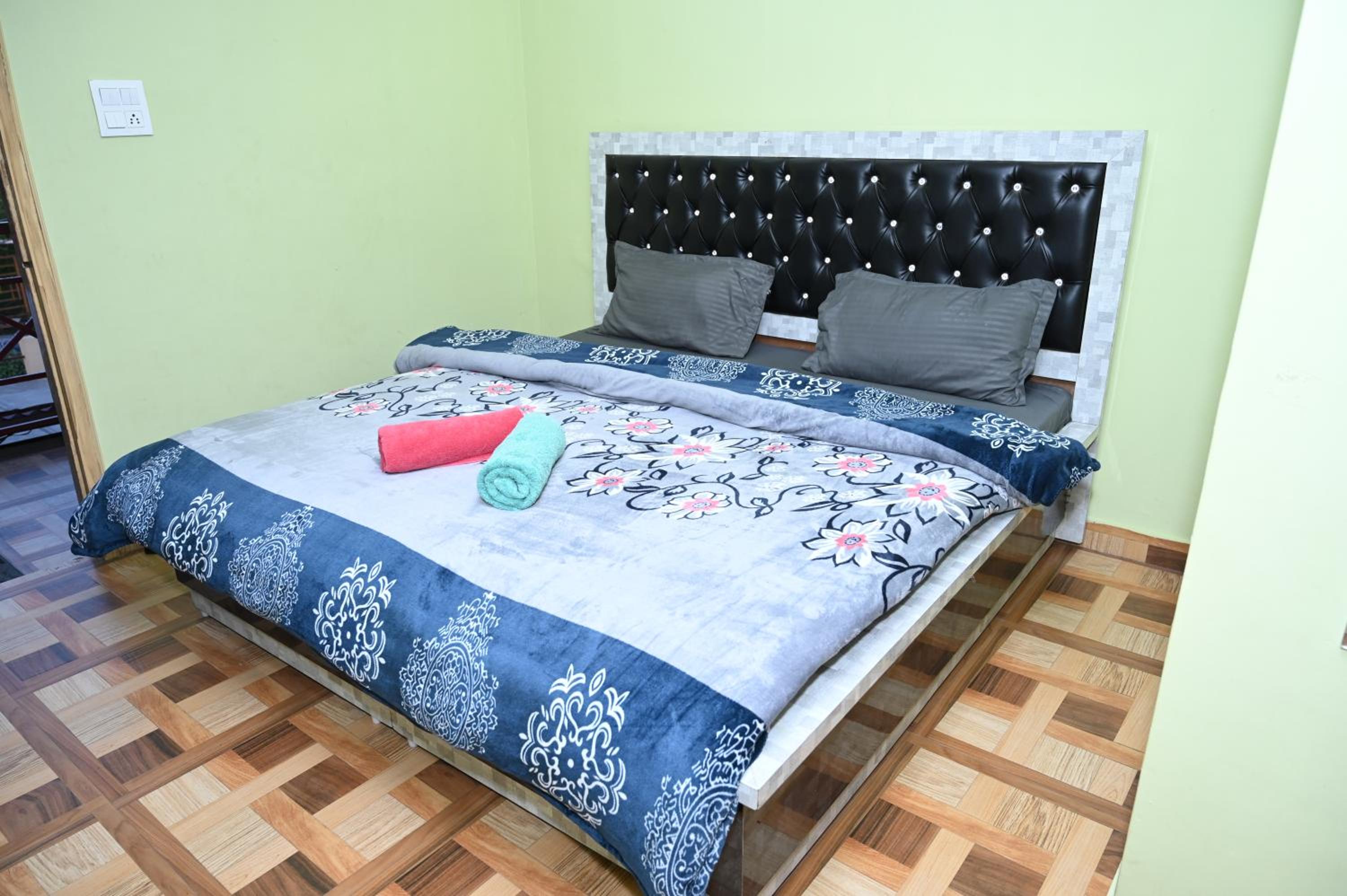 Standard King Room photo 2