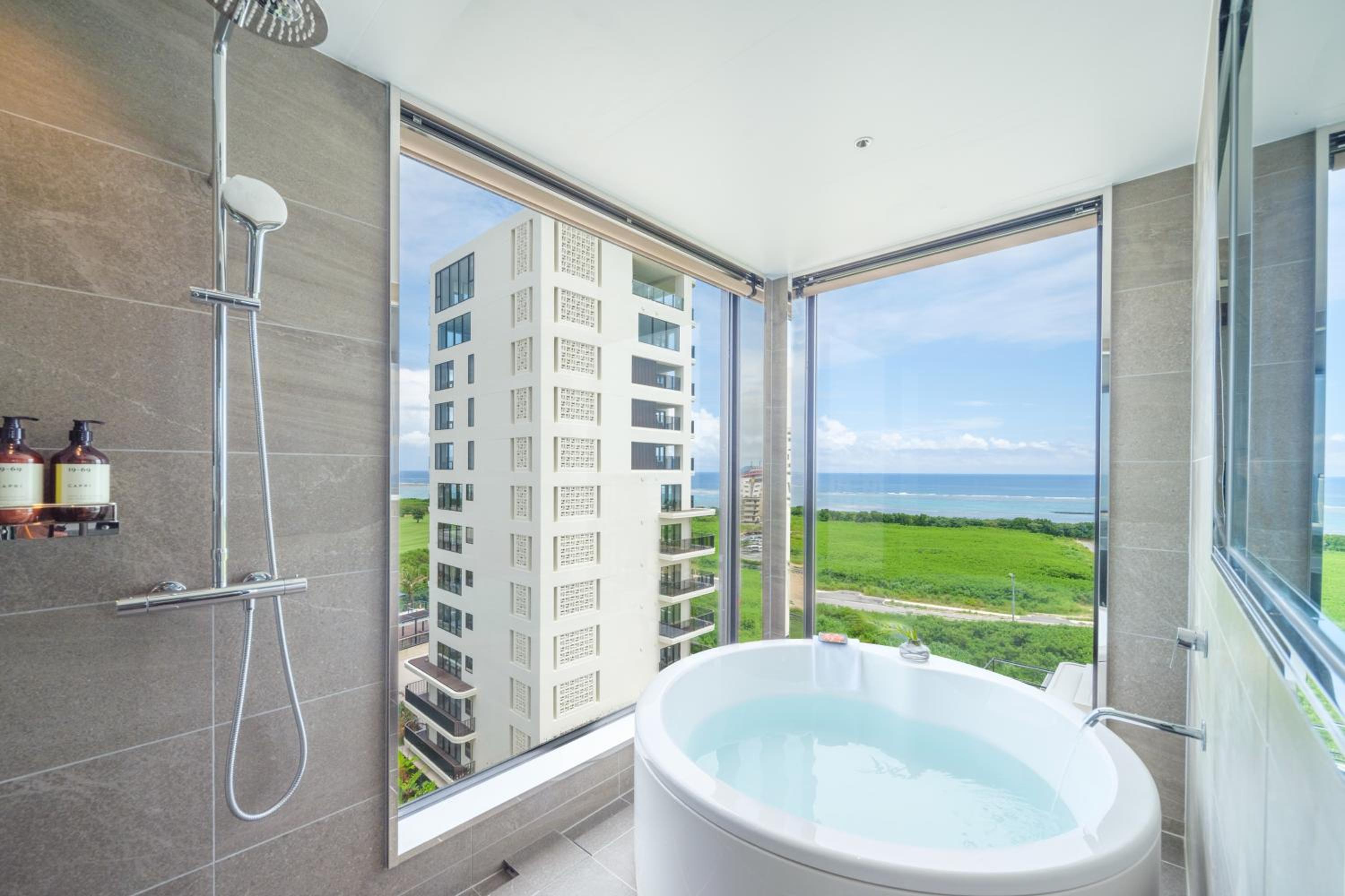 Deluxe Bunk with Jacuzzi - Ocean View  - Photo 3