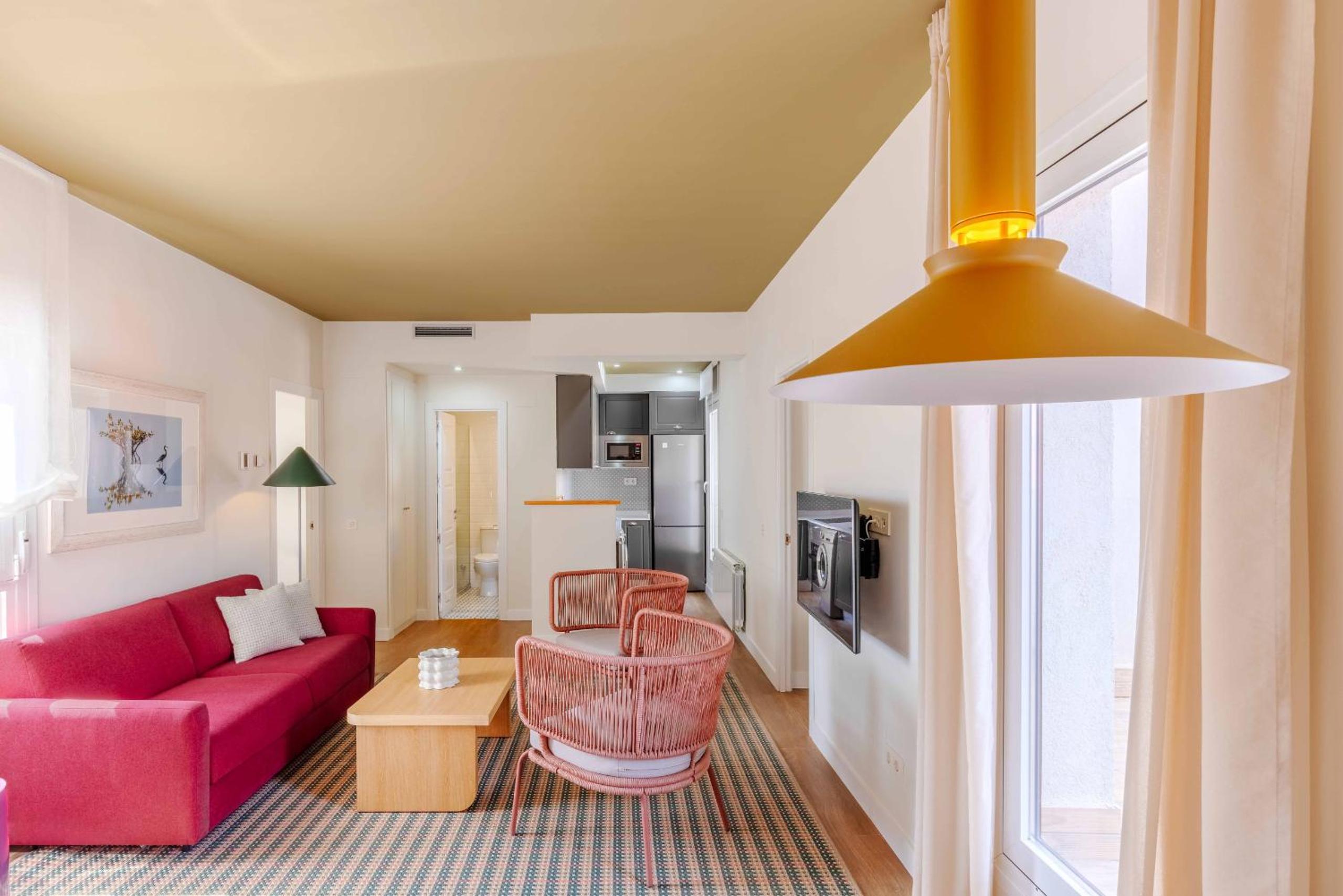 Dos habitaciones y un baño con terraza I.