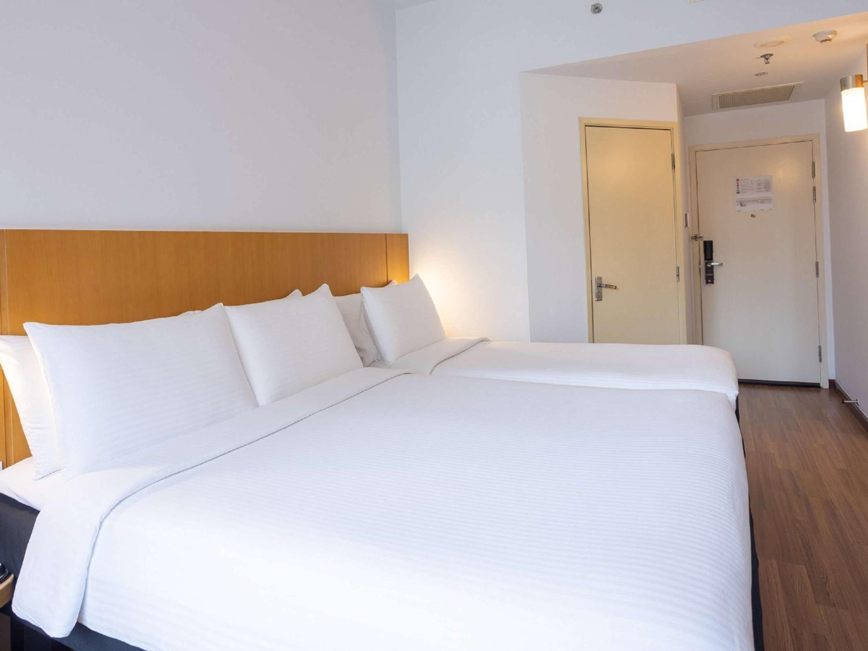 Superior Family Room, 1 King Bed & 1 Single Bed photo 3