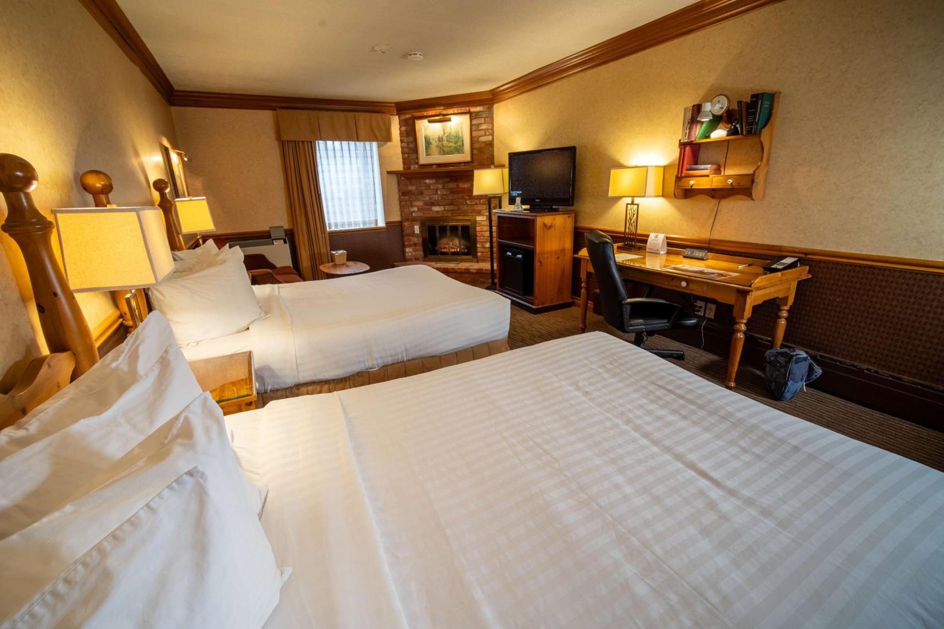Queen Room with Two Queen Beds - Non-Smoking - Photo 2