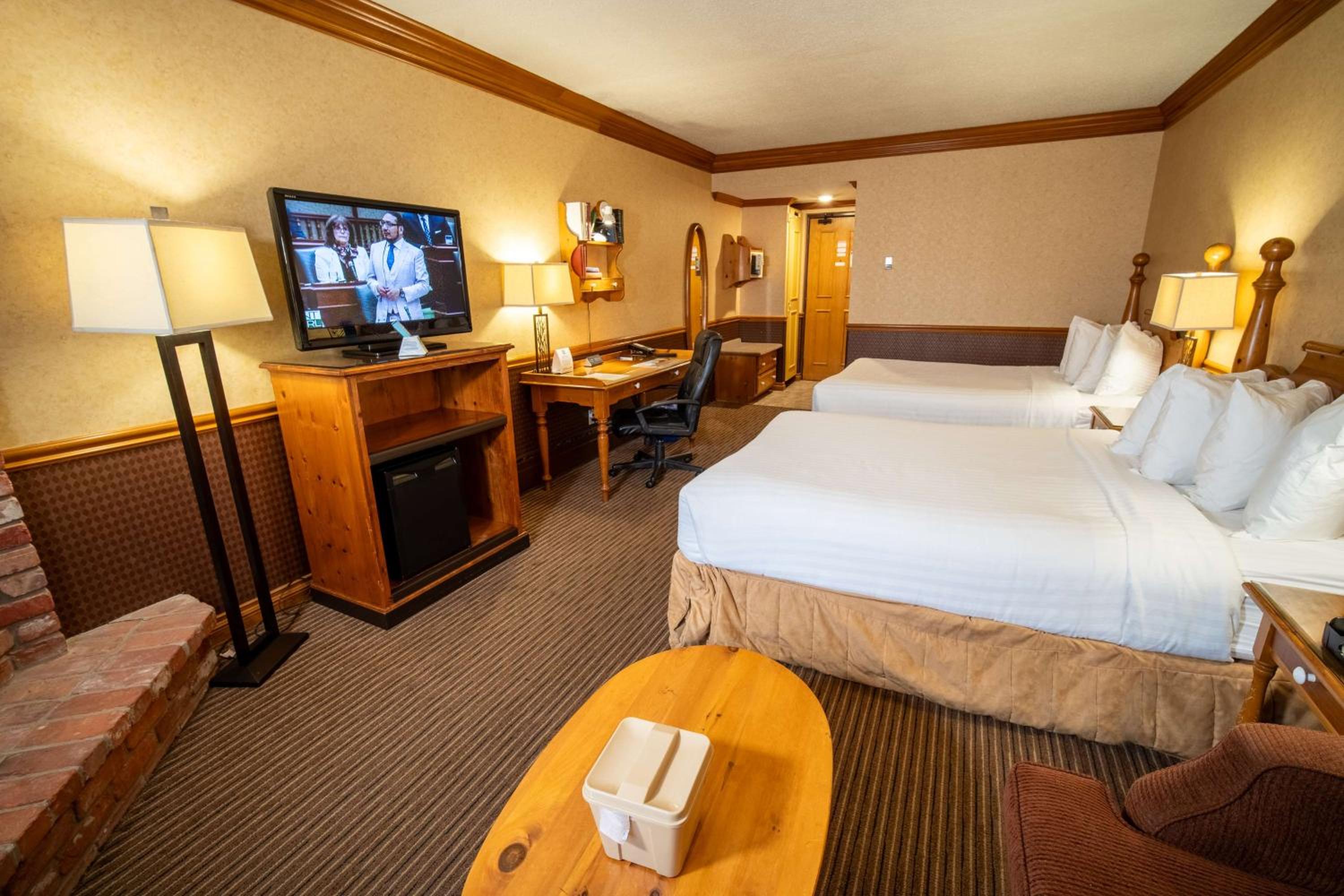 Queen Room with Two Queen Beds - Non-Smoking - Photo 3