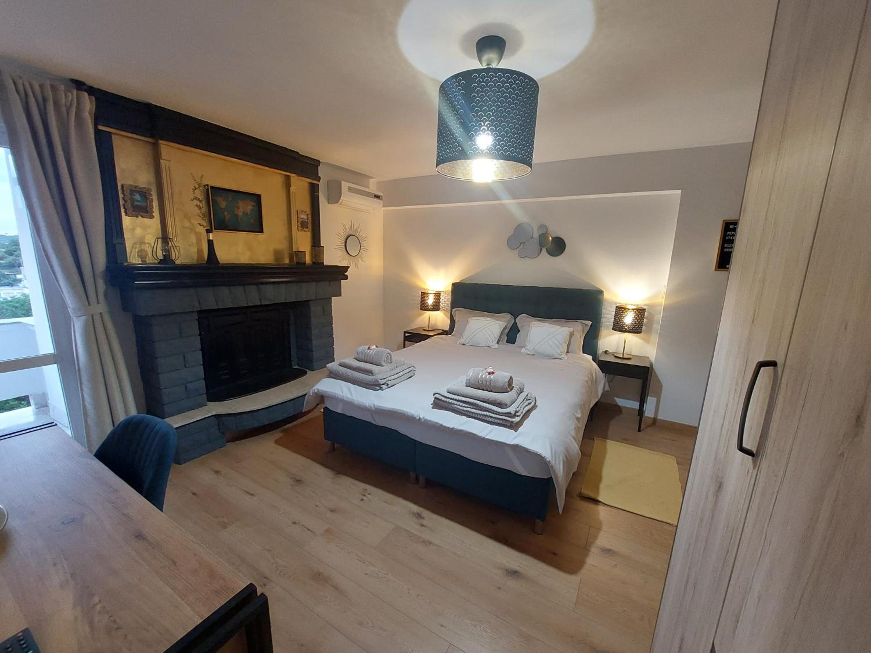 Deluxe Double Room with Side Sea View
