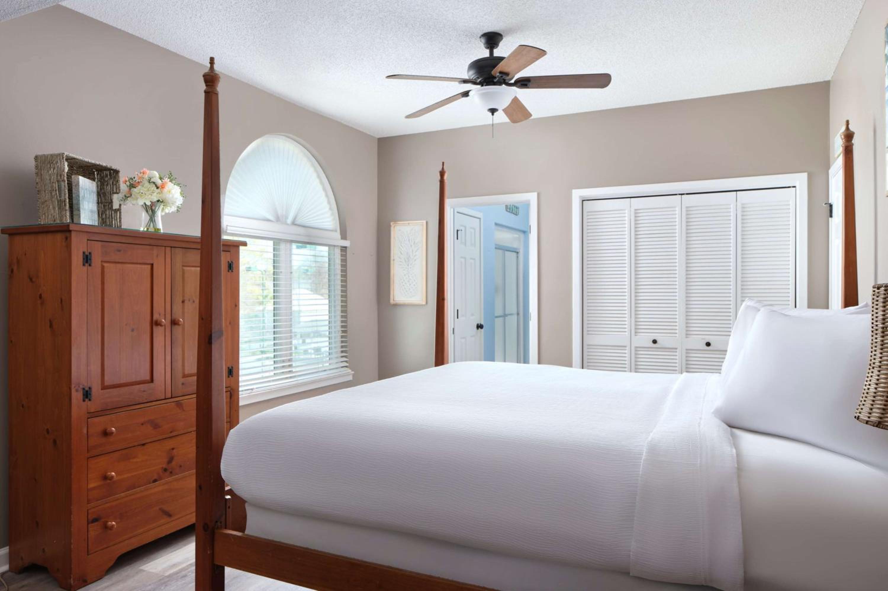 Three-Bedroom Villa with Park View - Photo 5