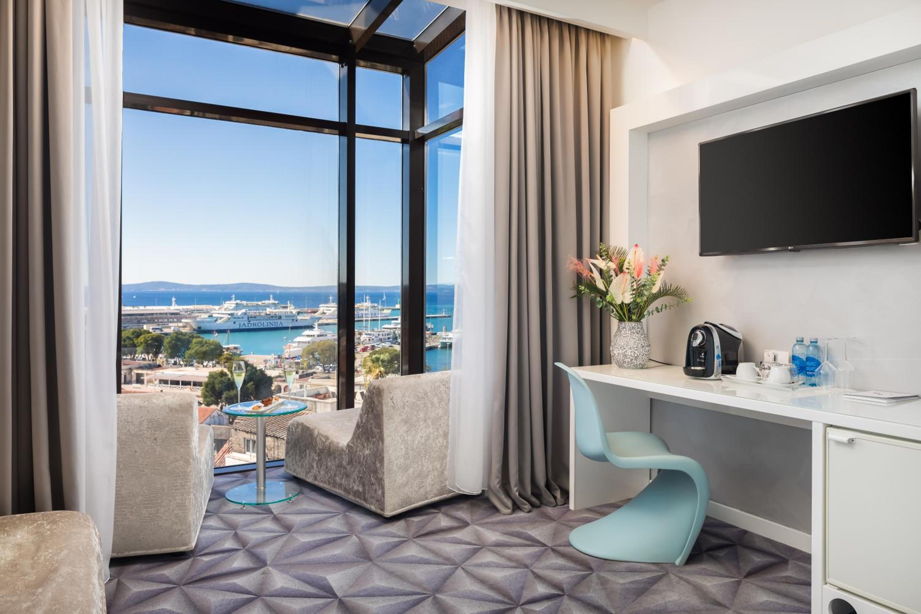 Deluxe Suite with Sea View - Photo 3