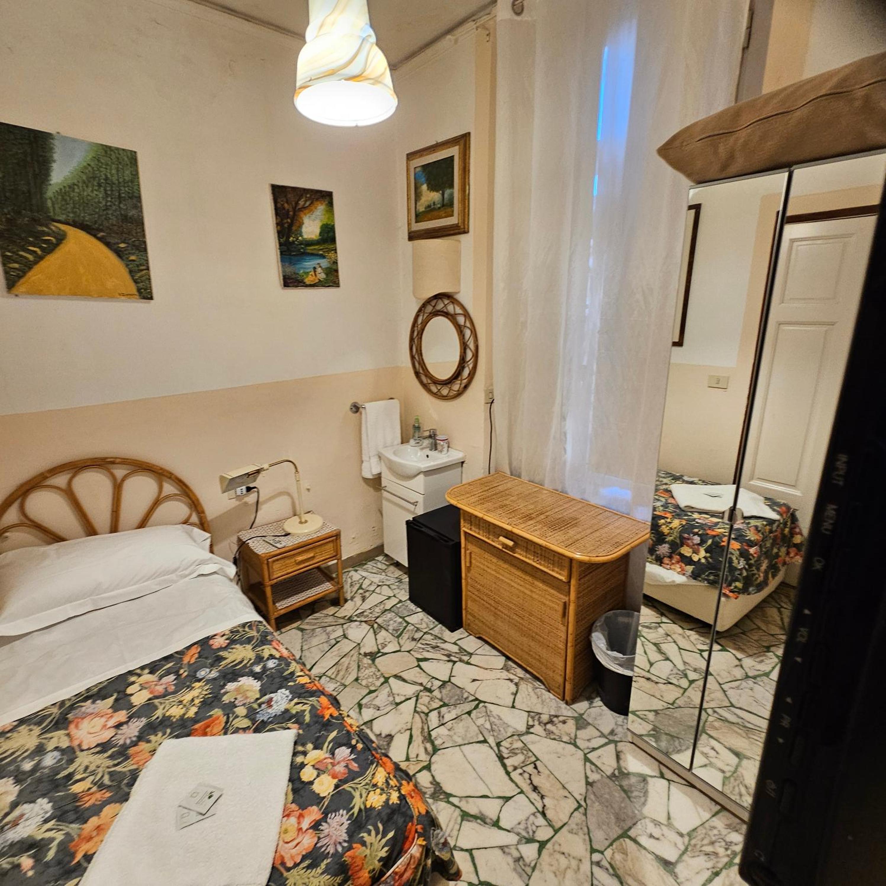 Small Single Room photo 1