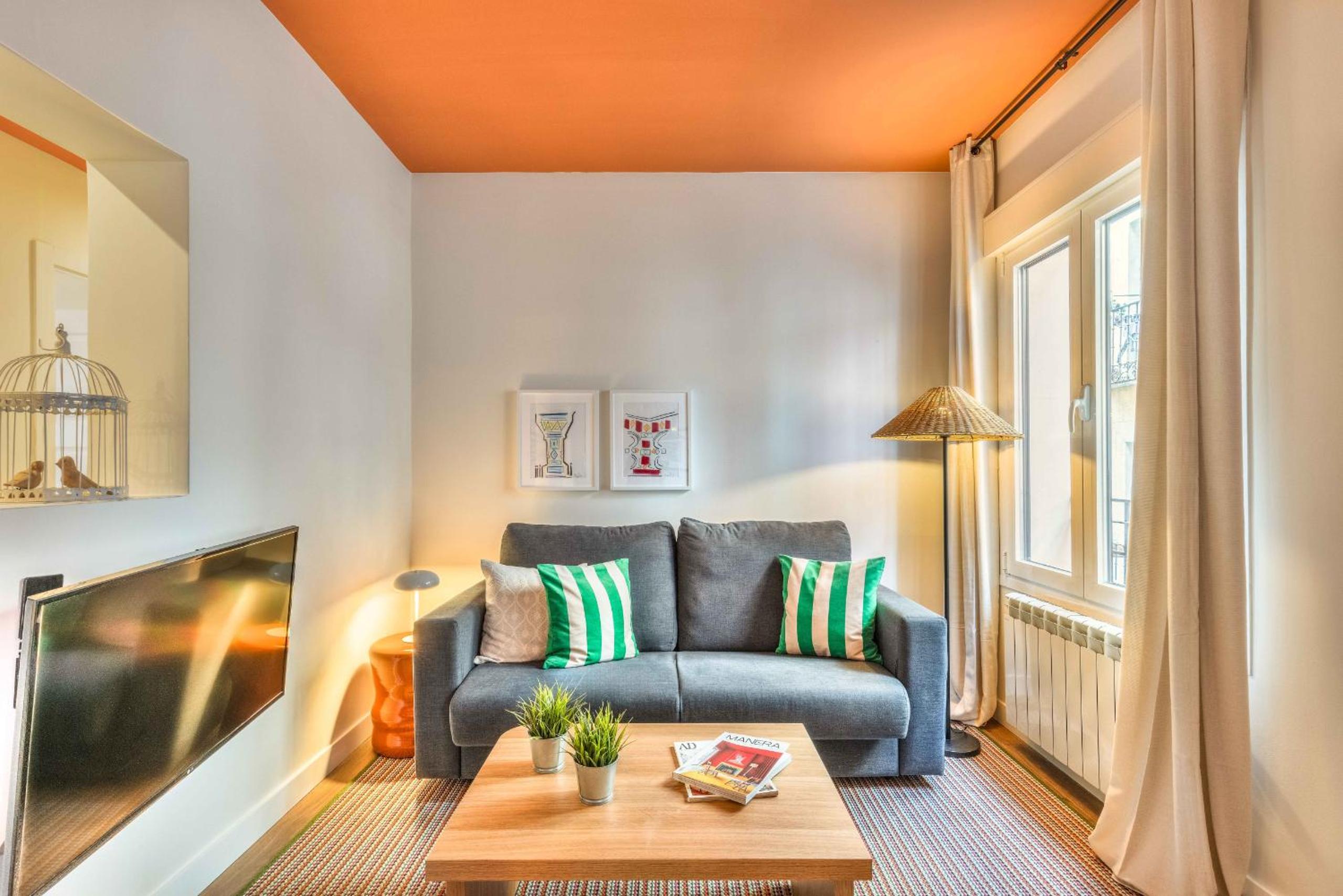 Apartamento de tres habitaciones VI