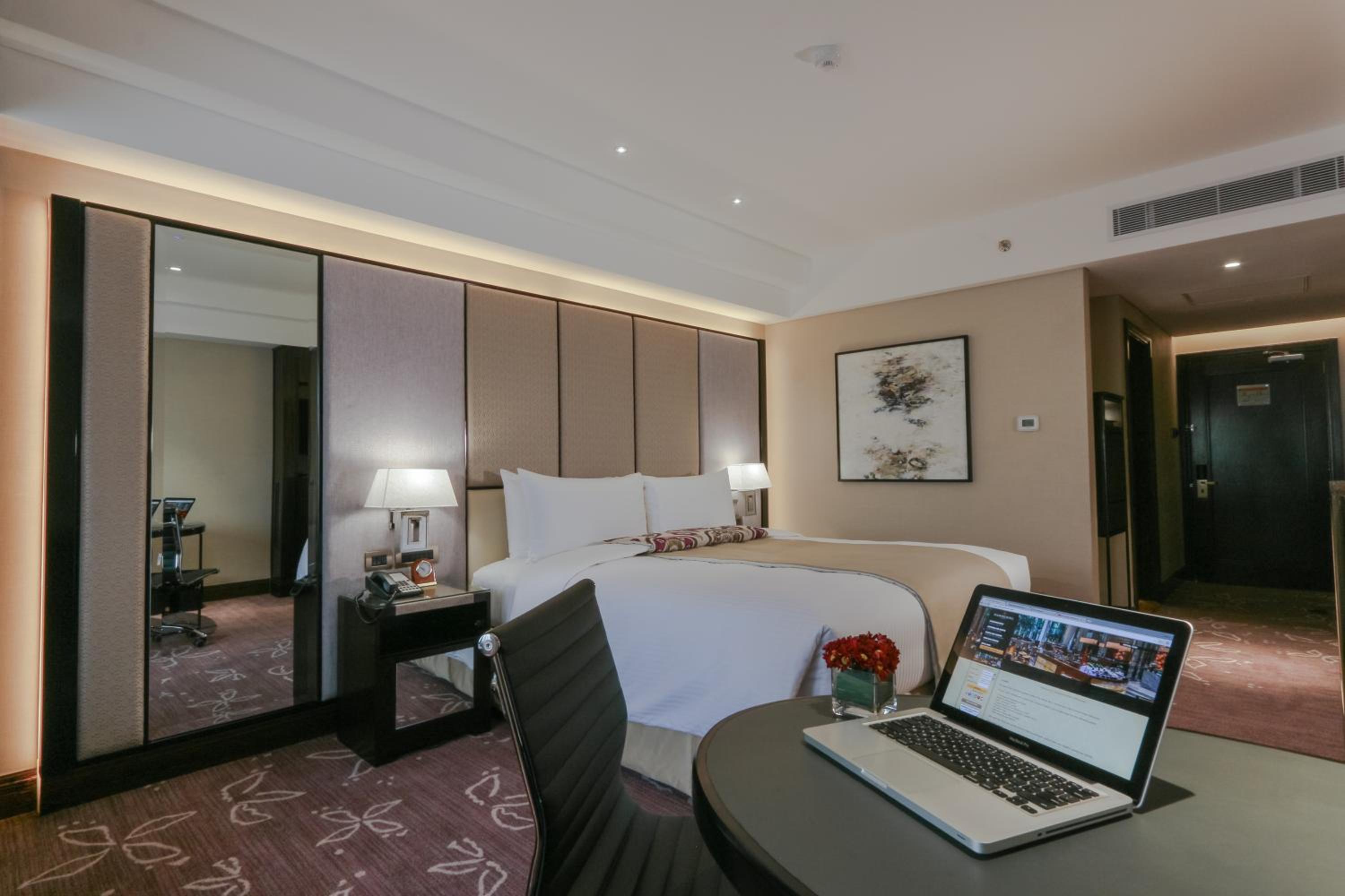 Premier King Room Nonsmoking - Photo 1