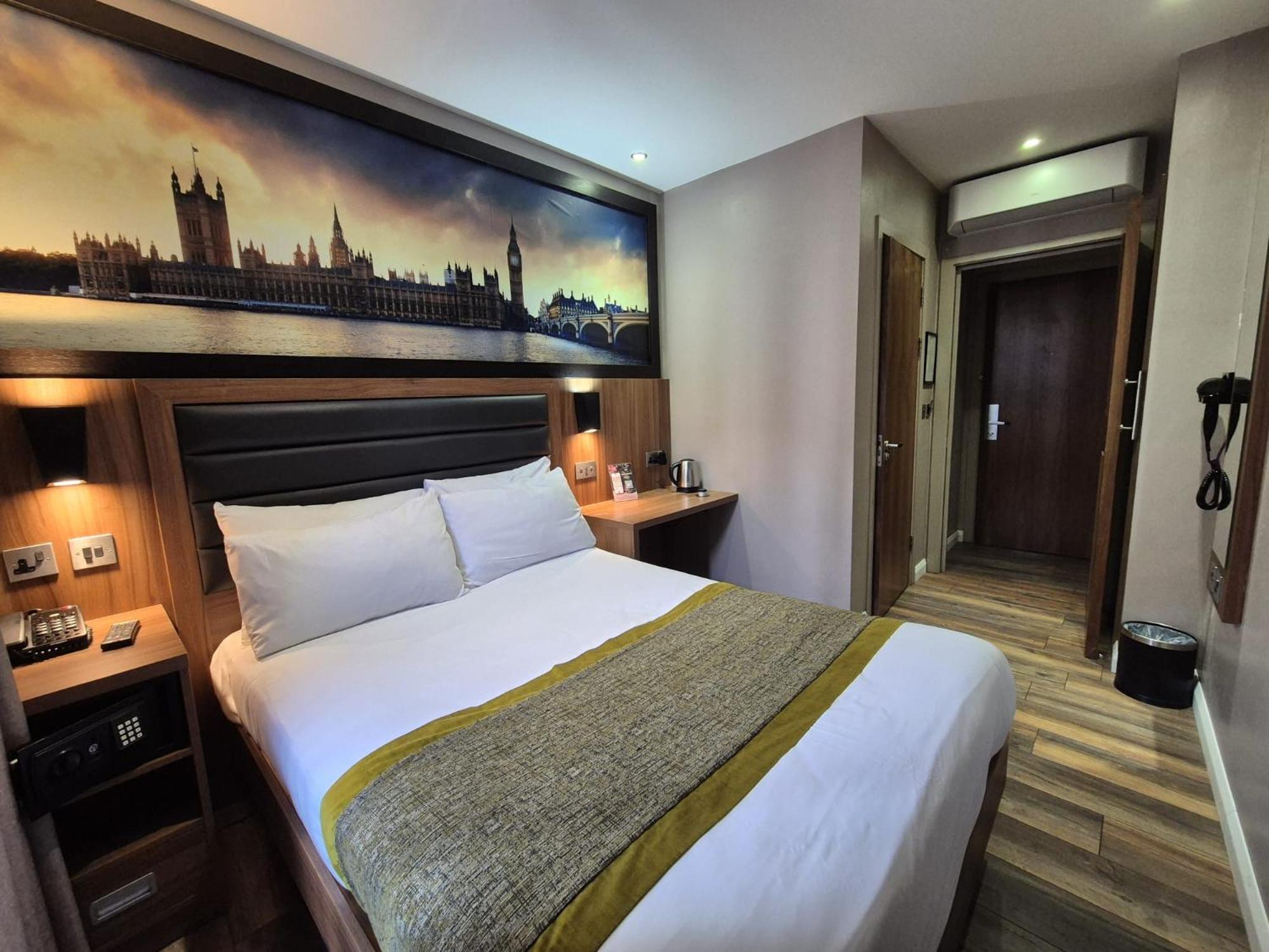 Classic Double Room, with en suite photo 3