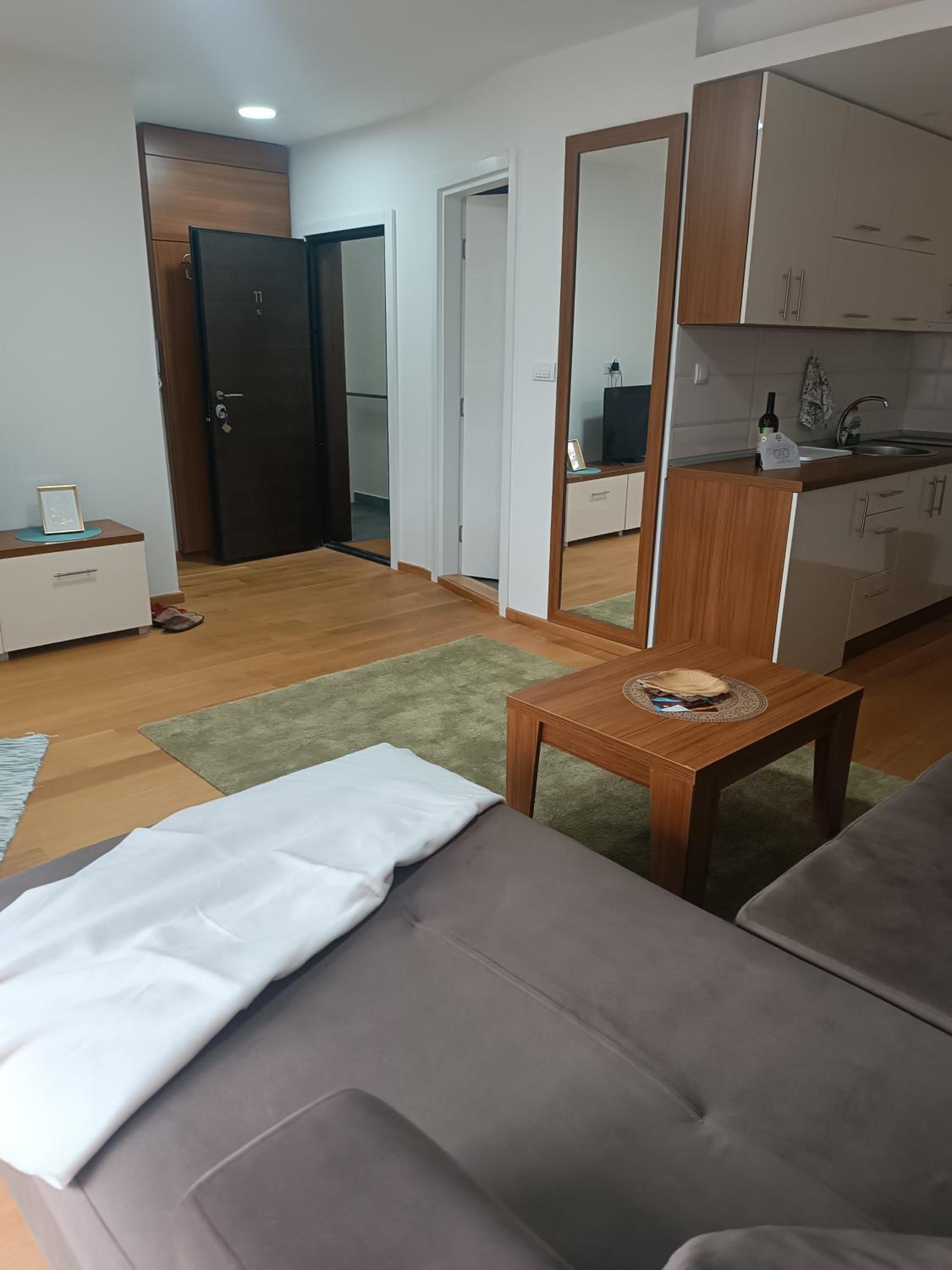 One-Bedroom Apartment photo 1