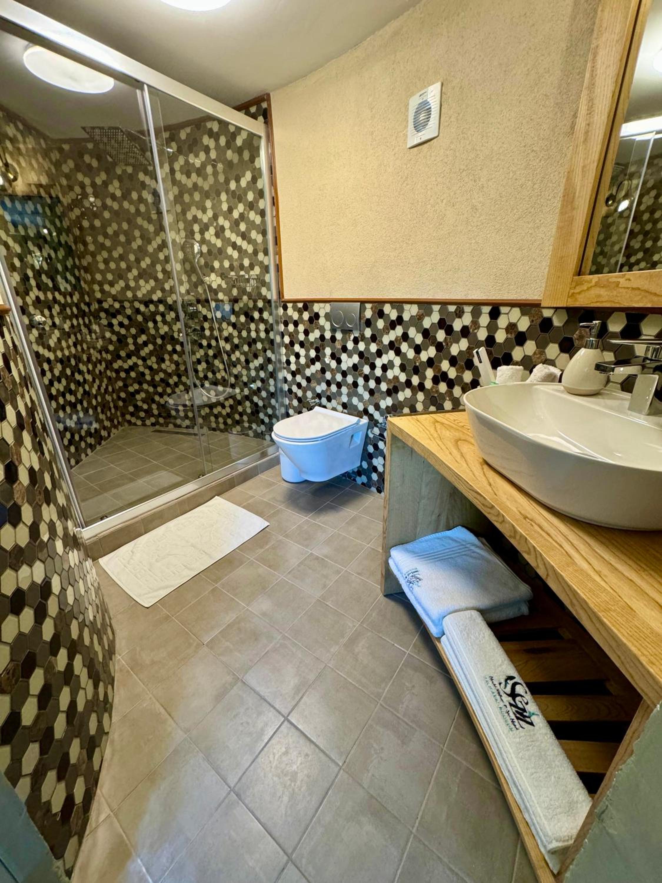 Junior Suite with Pool View - Photo 18