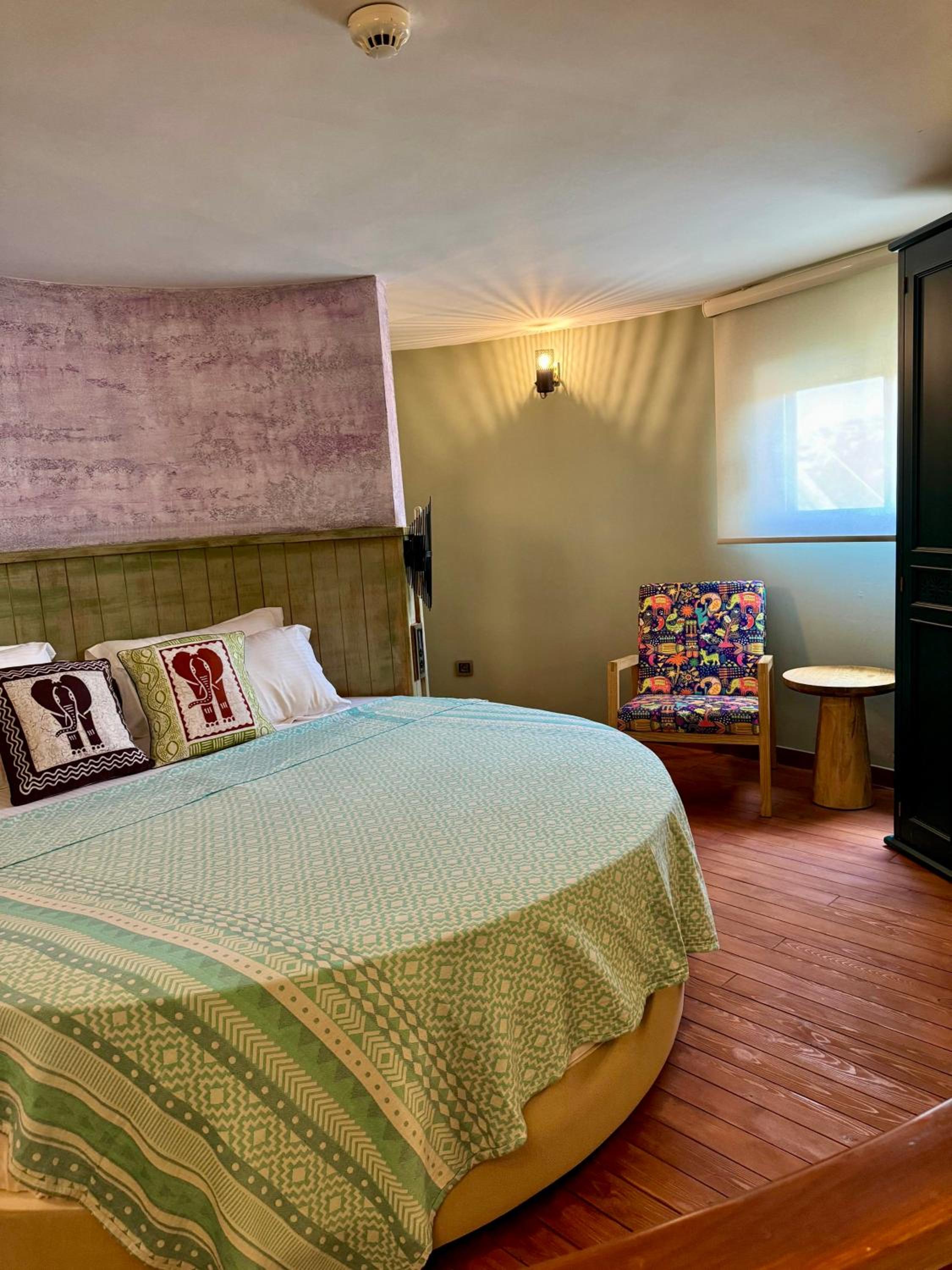 Junior Suite with Pool View - Photo 16
