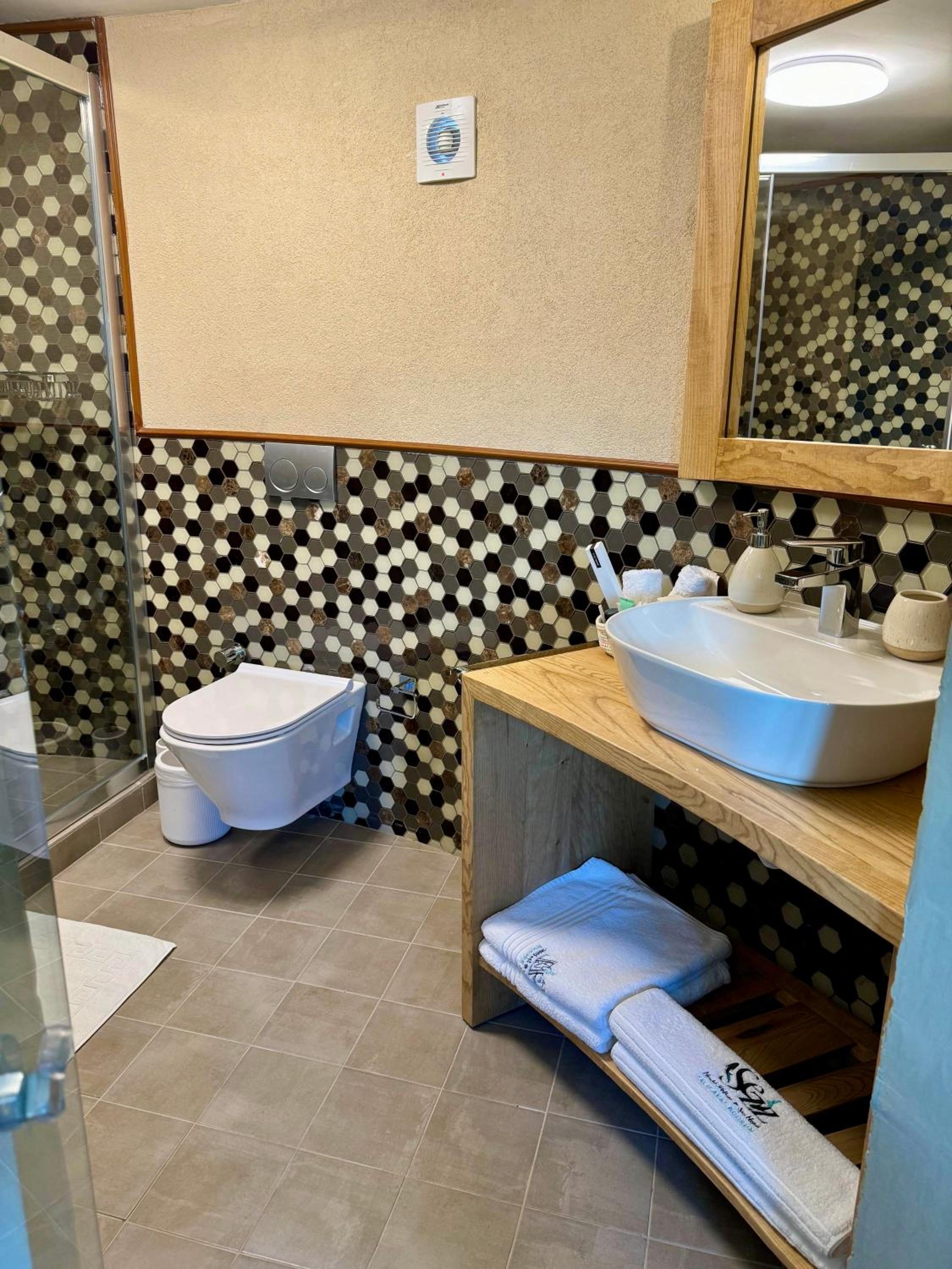 Junior Suite with Pool View - Photo 15